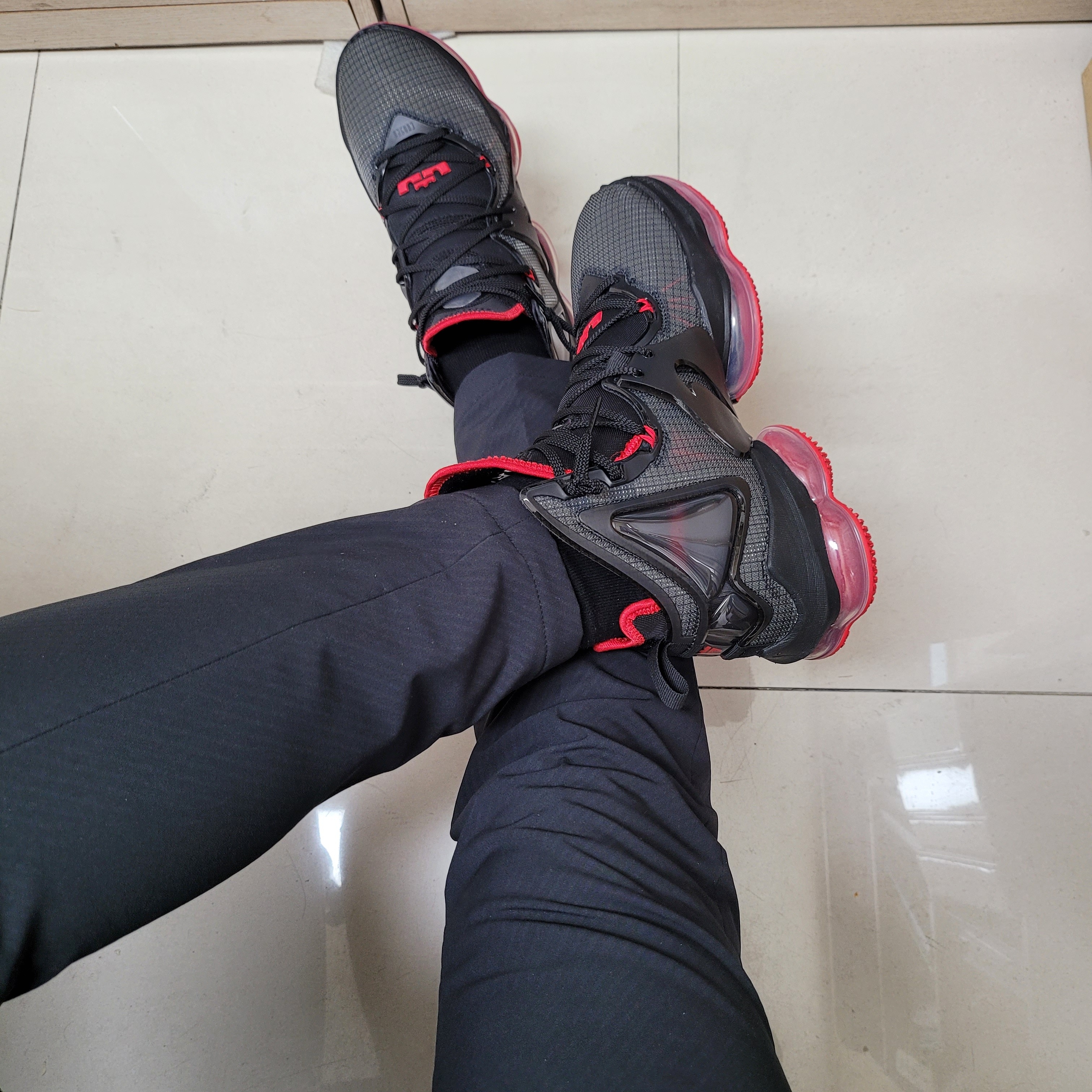 Nike LeBron XIX Black University Red 착용 스타일 - 2