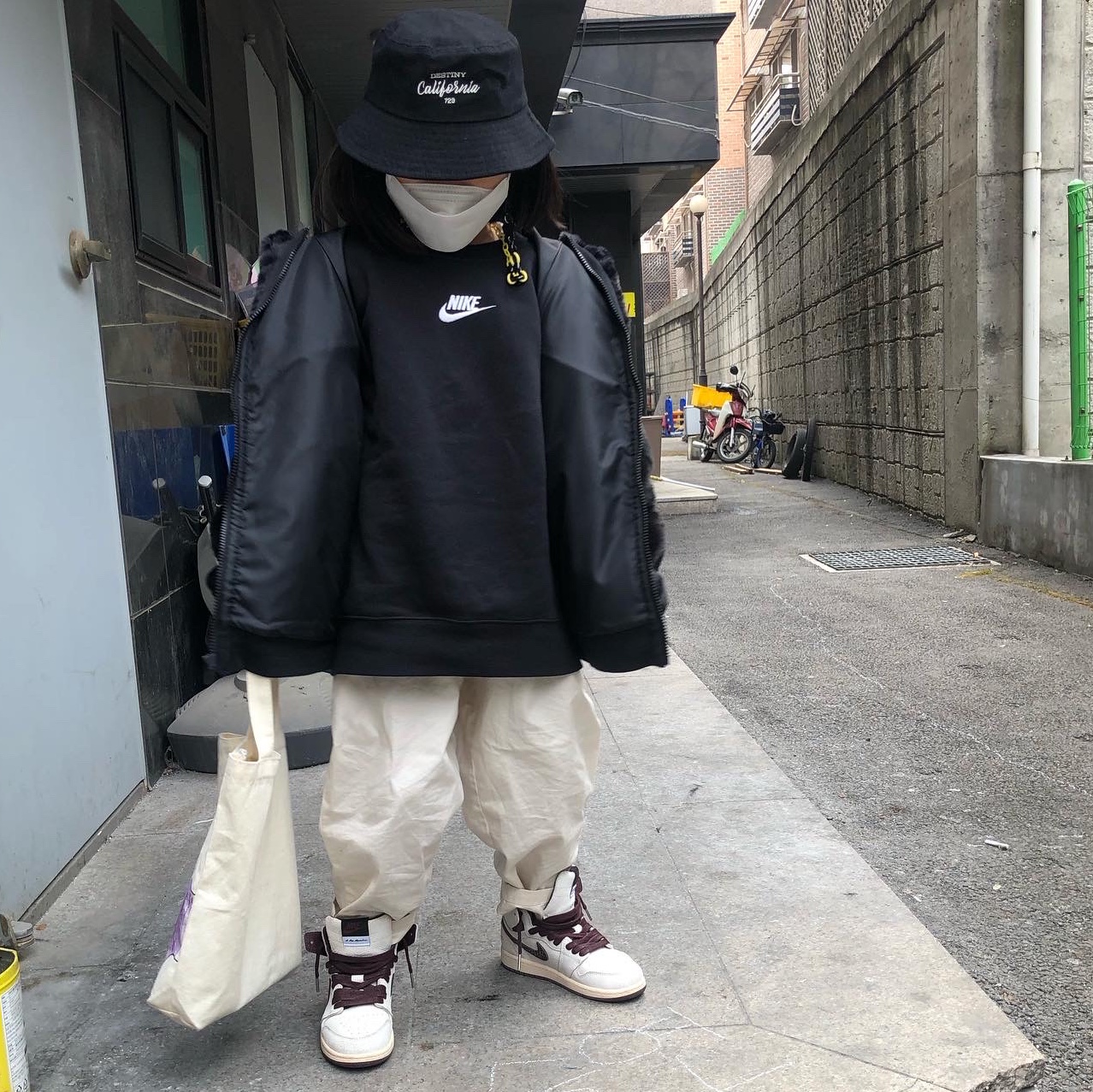 (PS) Jordan 1 x A Ma Maniere Retro High OG SP Burgundy and Sail, (PS) Jordan 1 Retro High OG Dark Marina Blue 착용 스타일 - 1