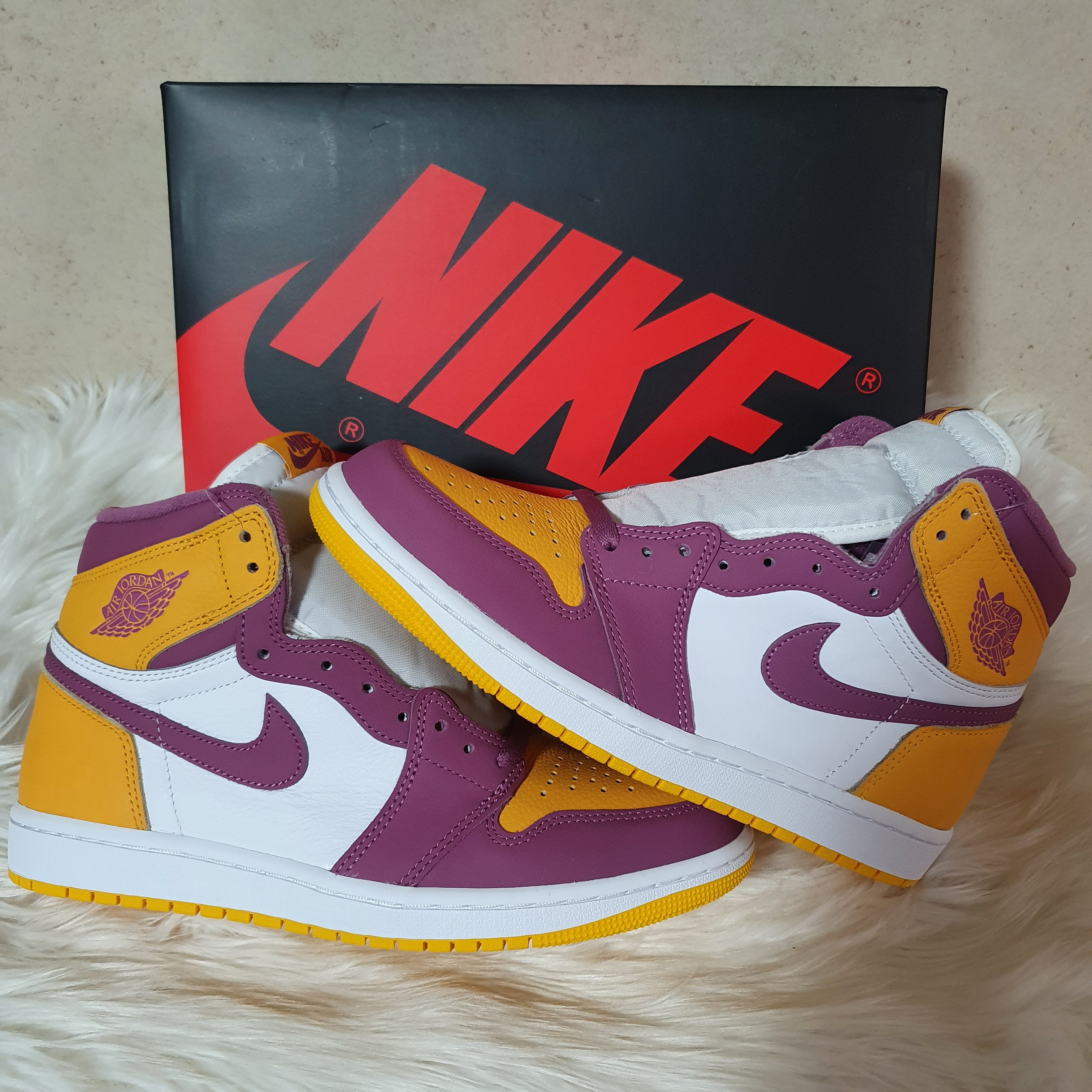 Jordan 1 Retro High OG University Gold Light Bordeaux 착용 스타일 - 4