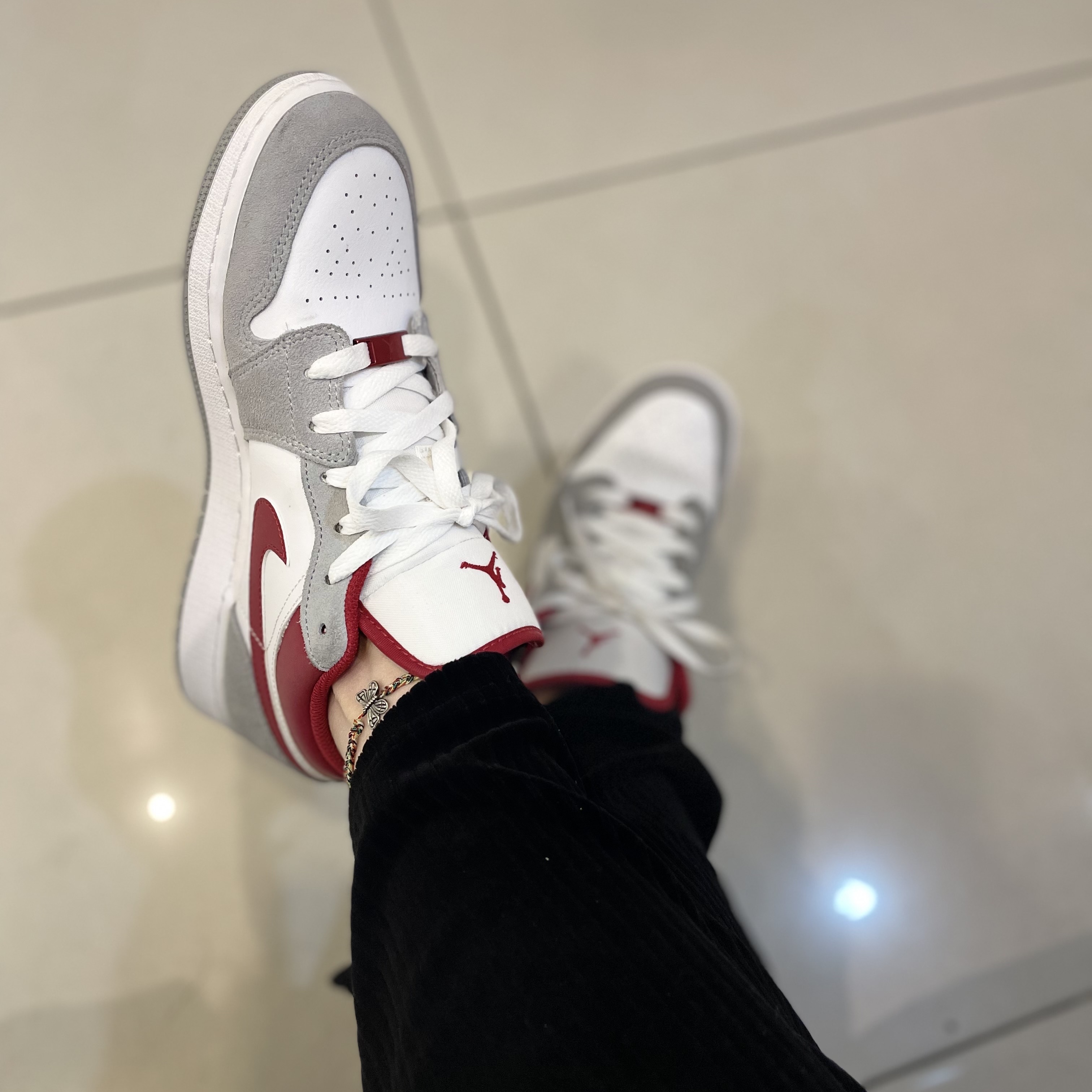 (GS) Jordan 1 Low SE Light Smoke Grey Gym Red, Jordan 1 Low SE Light Smoke Grey Gym Red 착용 스타일 - 2