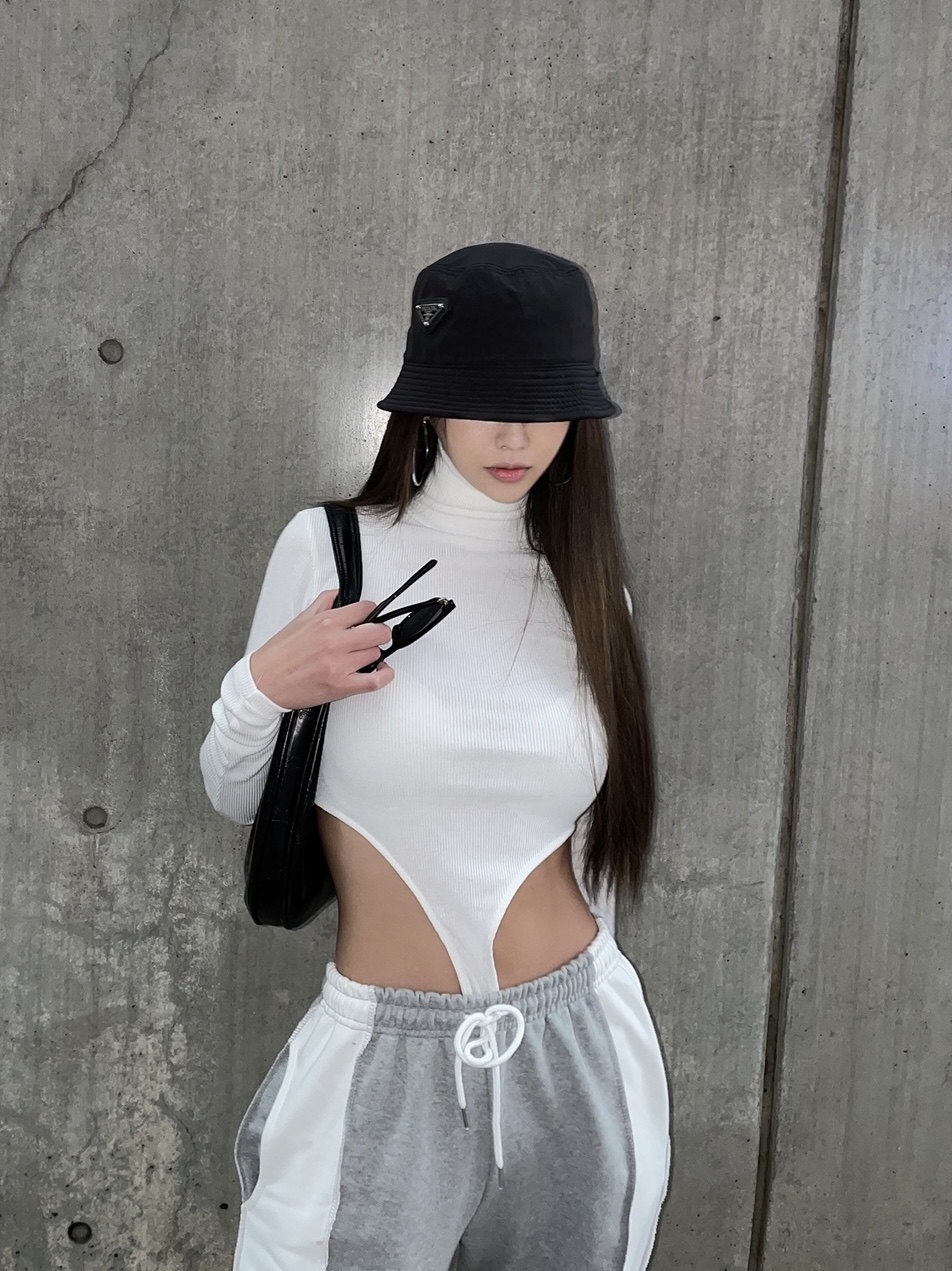 Prada Re-Nylon Bucket Hat Black, (W) Jordan 1 Retro High OG Silver Toe 착용 스타일 - 2
