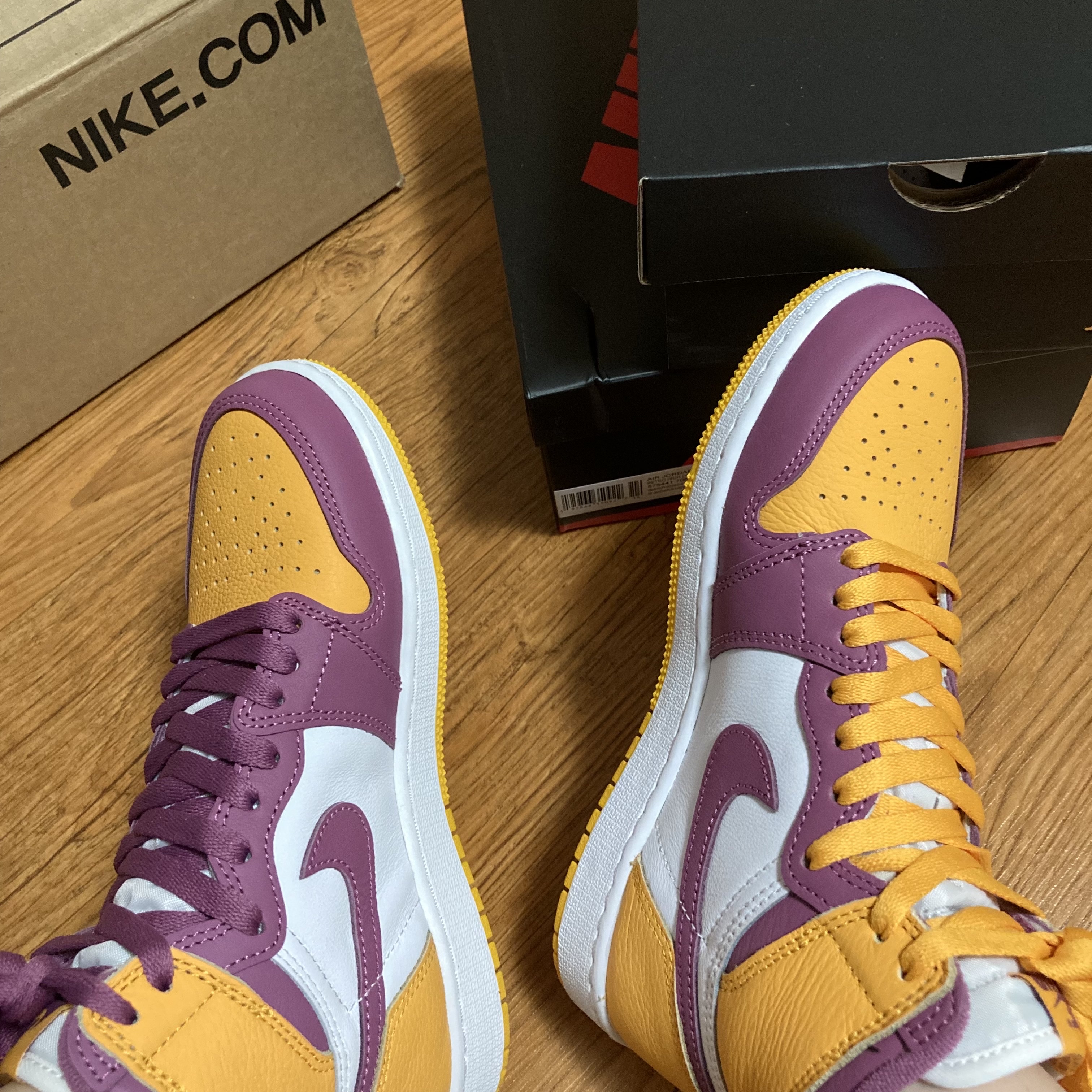 (GS) Jordan 1 Retro High OG University Gold Light Bordeaux 착용 스타일 - 2