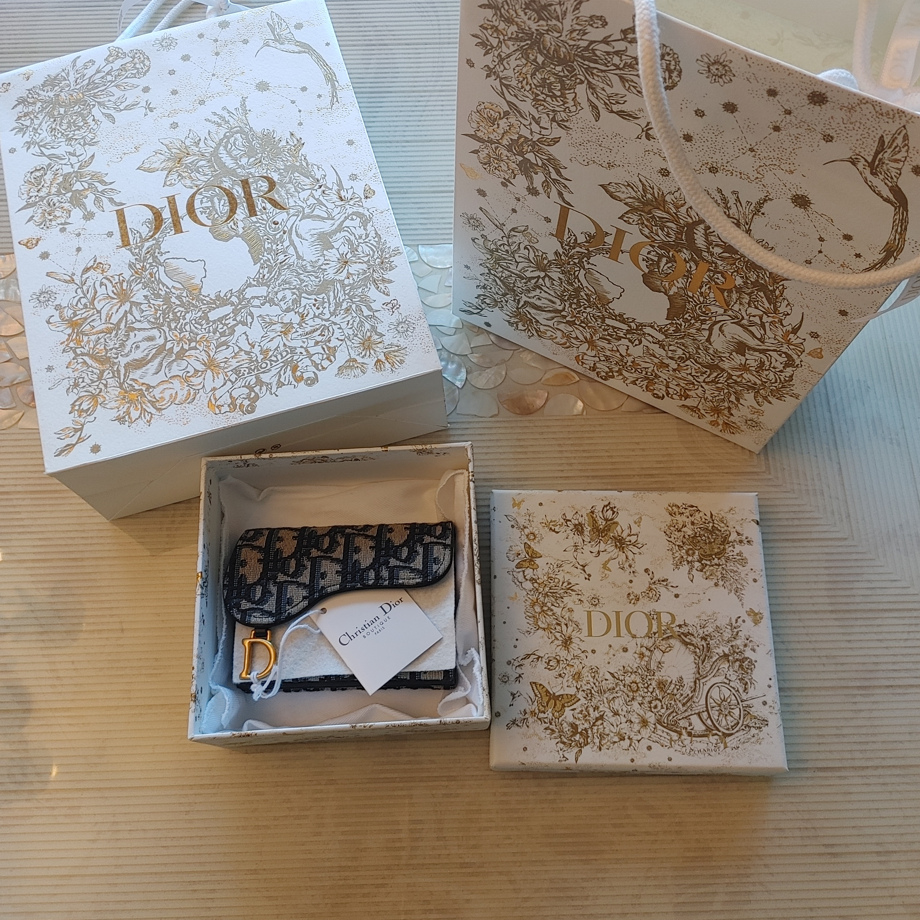 Dior Saddle 5-Gusset Card Holder Blue Dior Oblique Jacquard 착용 스타일