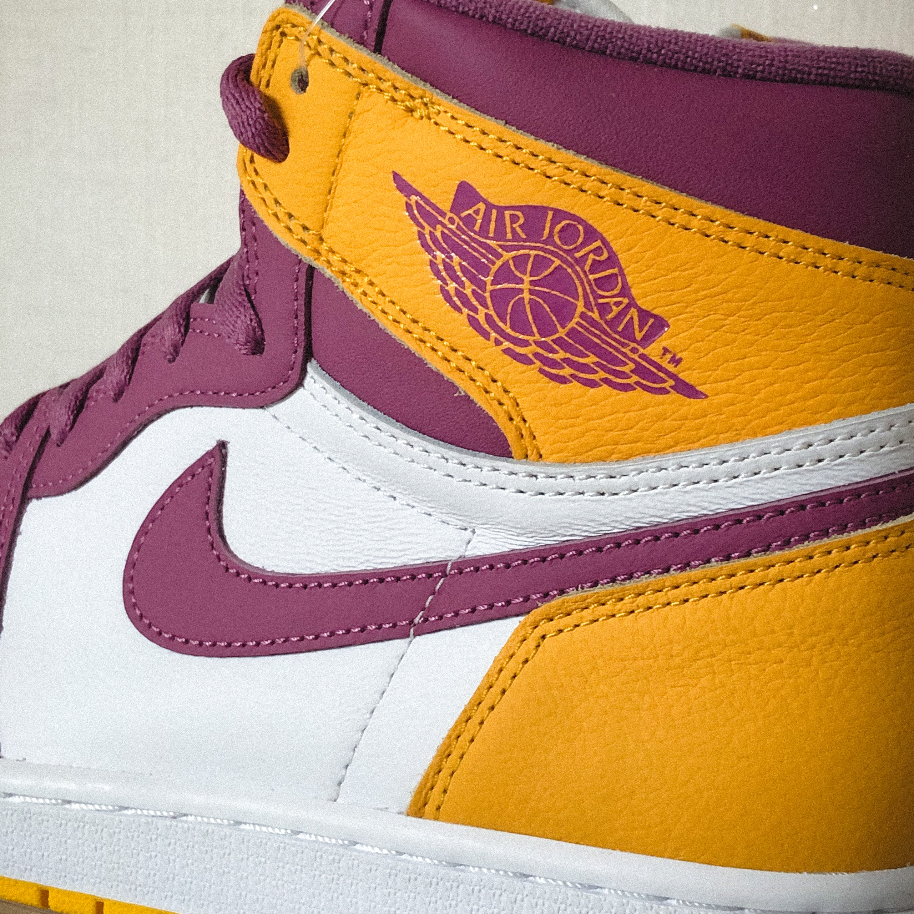 Jordan 1 Retro High OG University Gold Light Bordeaux 착용 스타일 - 1
