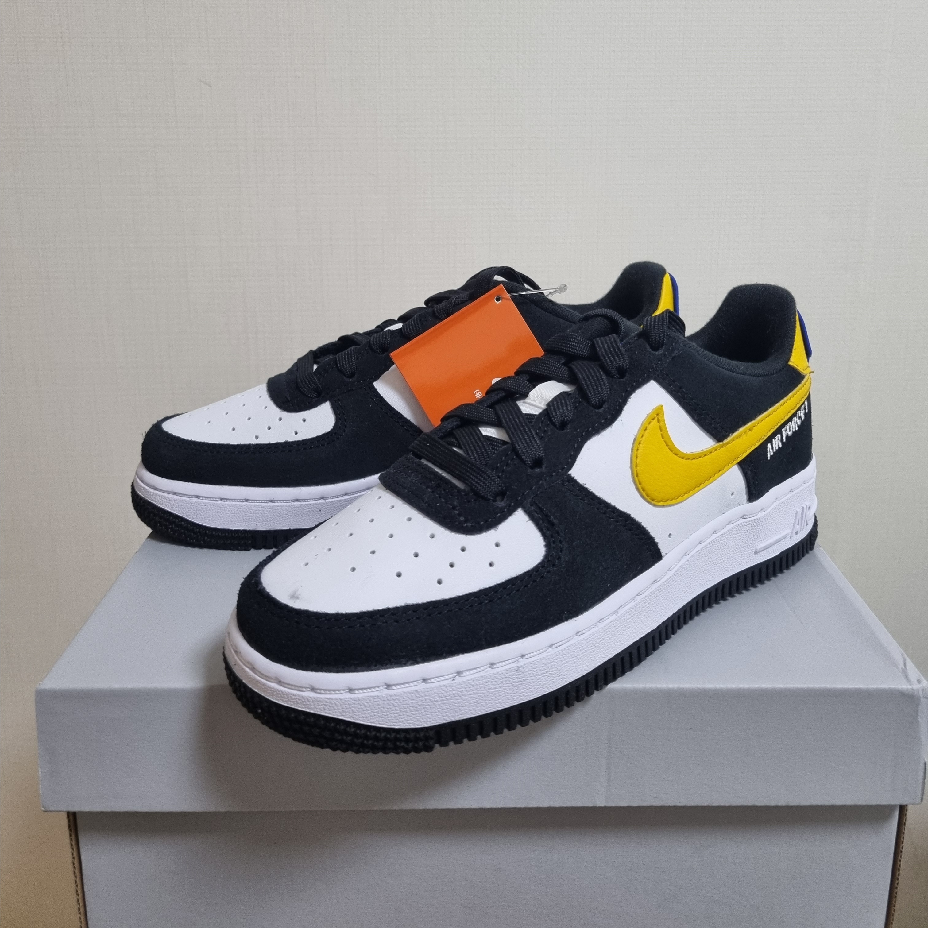 (GS) Nike Air Force 1 LV8 Athletic Club Black Dark Sulfur 착용 스타일 - 1