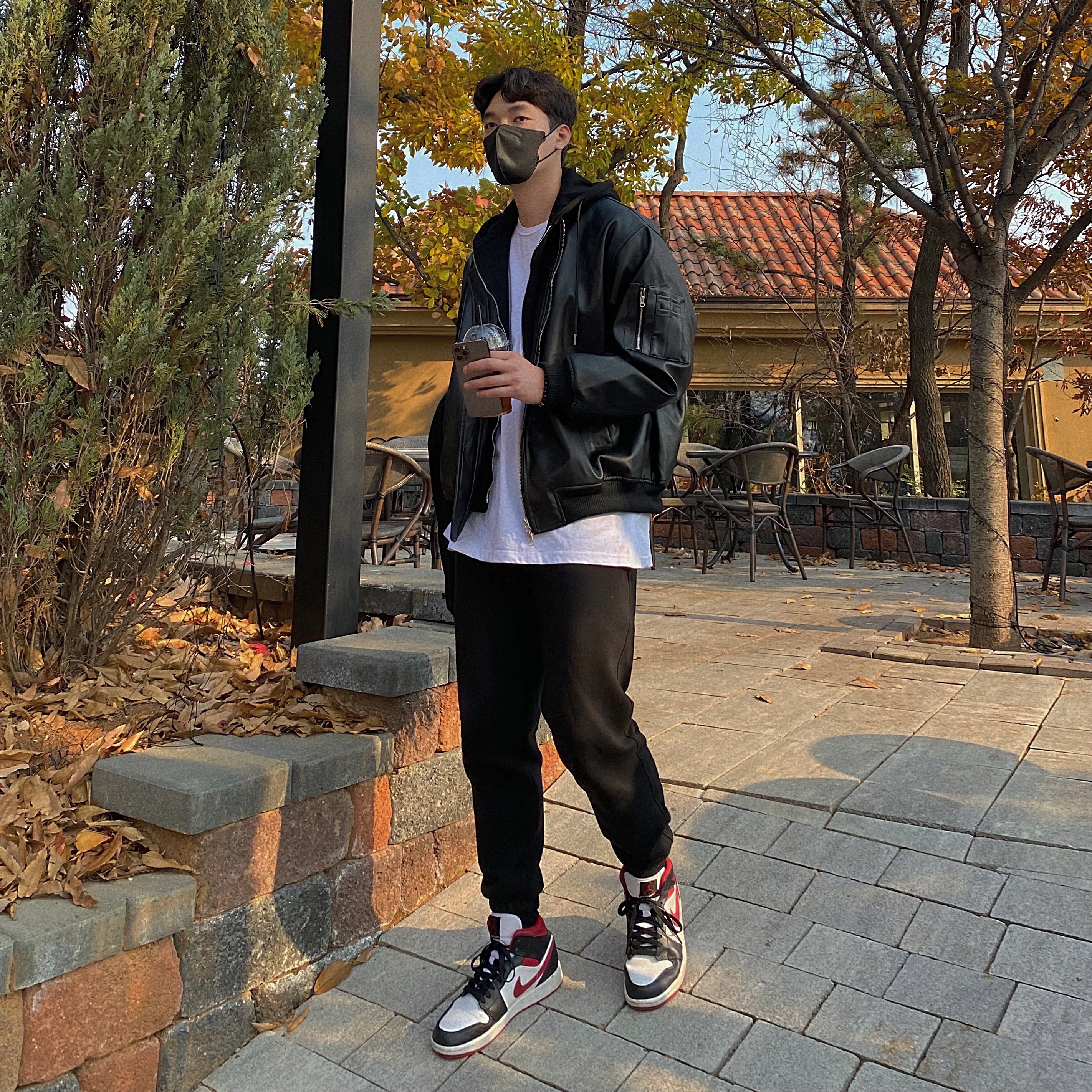 Jordan 1 Mid Gym Red Black White 착용 스타일 - 3