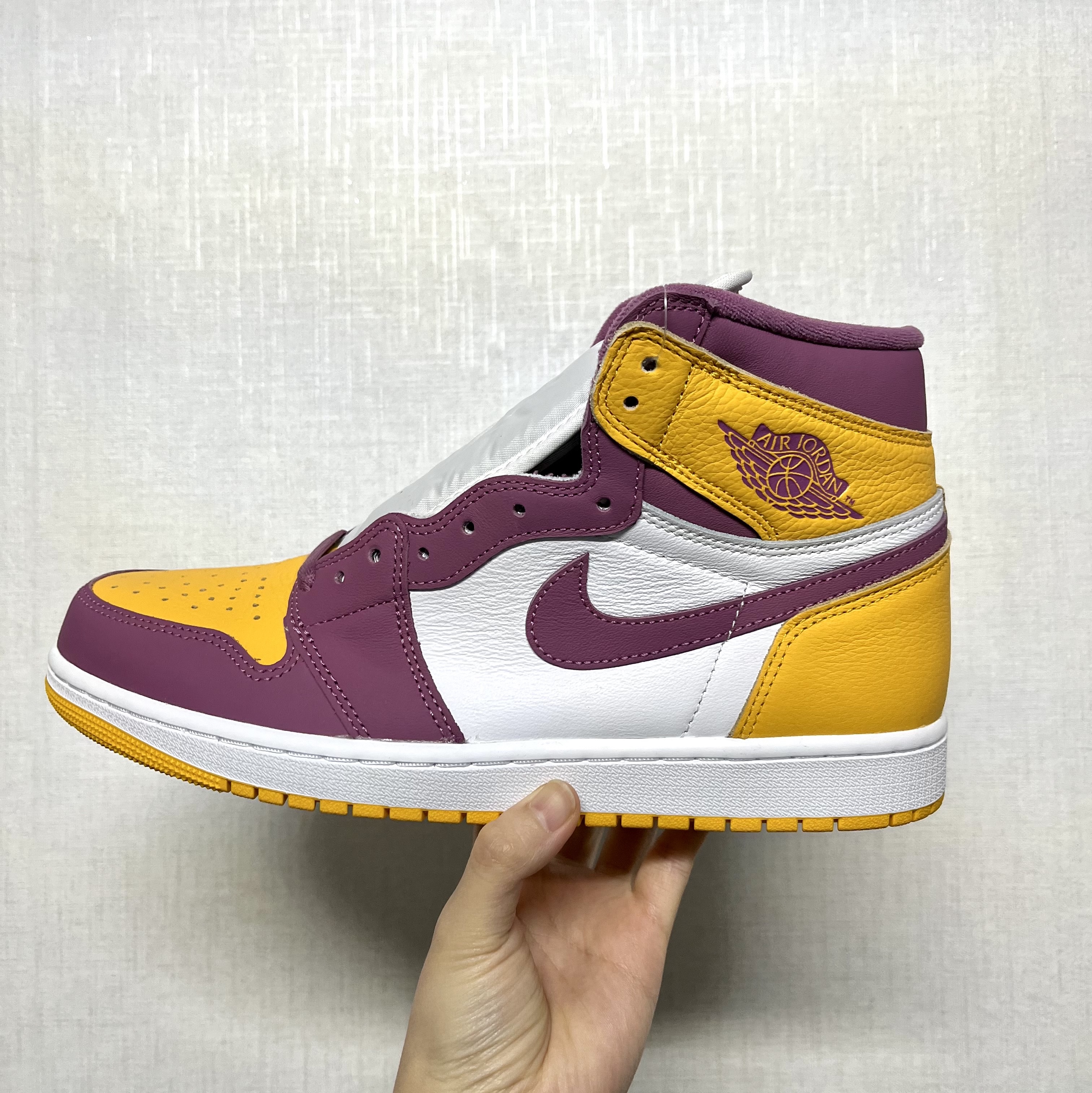 Jordan 1 Retro High OG University Gold Light Bordeaux 착용 스타일