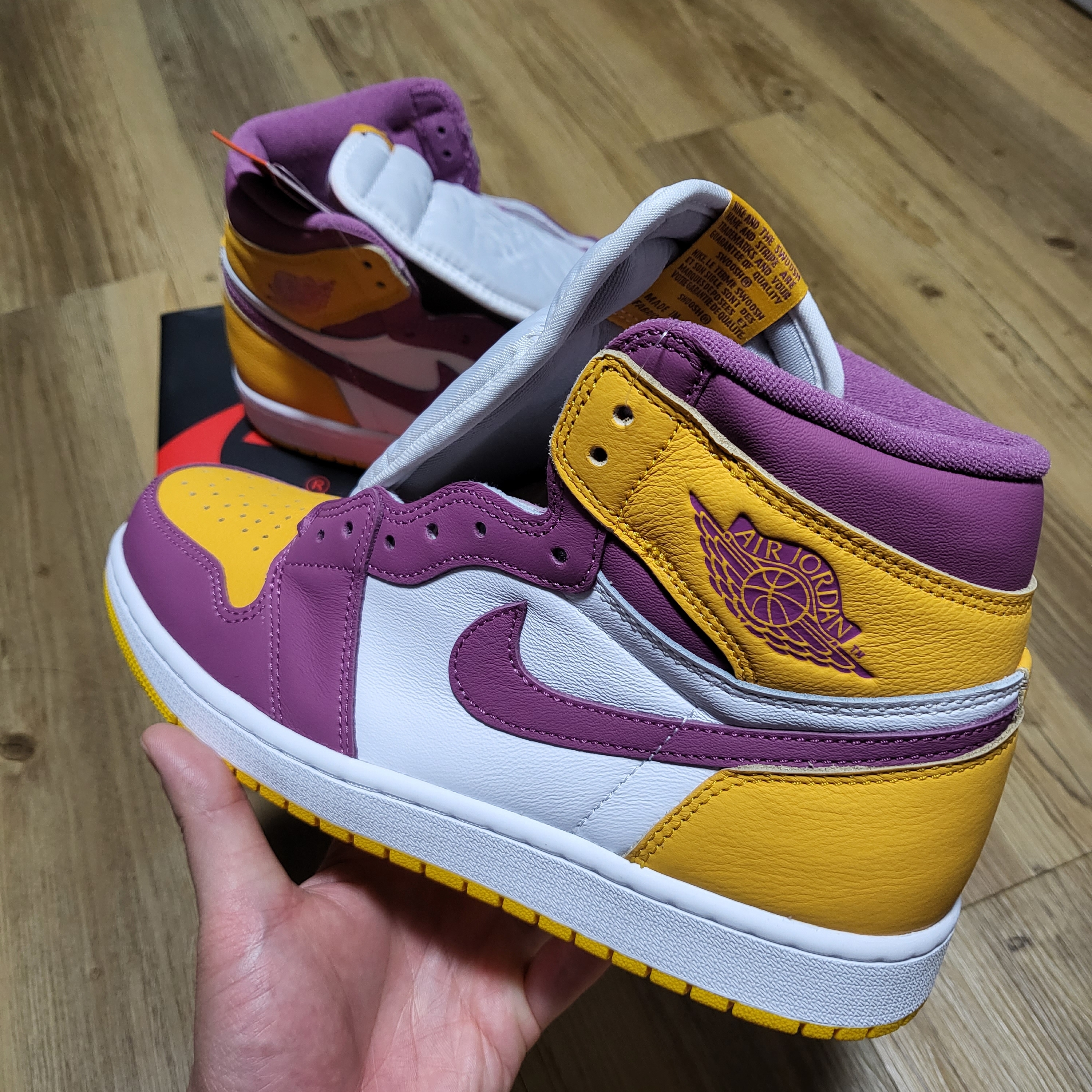 Jordan 1 Retro High OG University Gold Light Bordeaux 착용 스타일 - 4