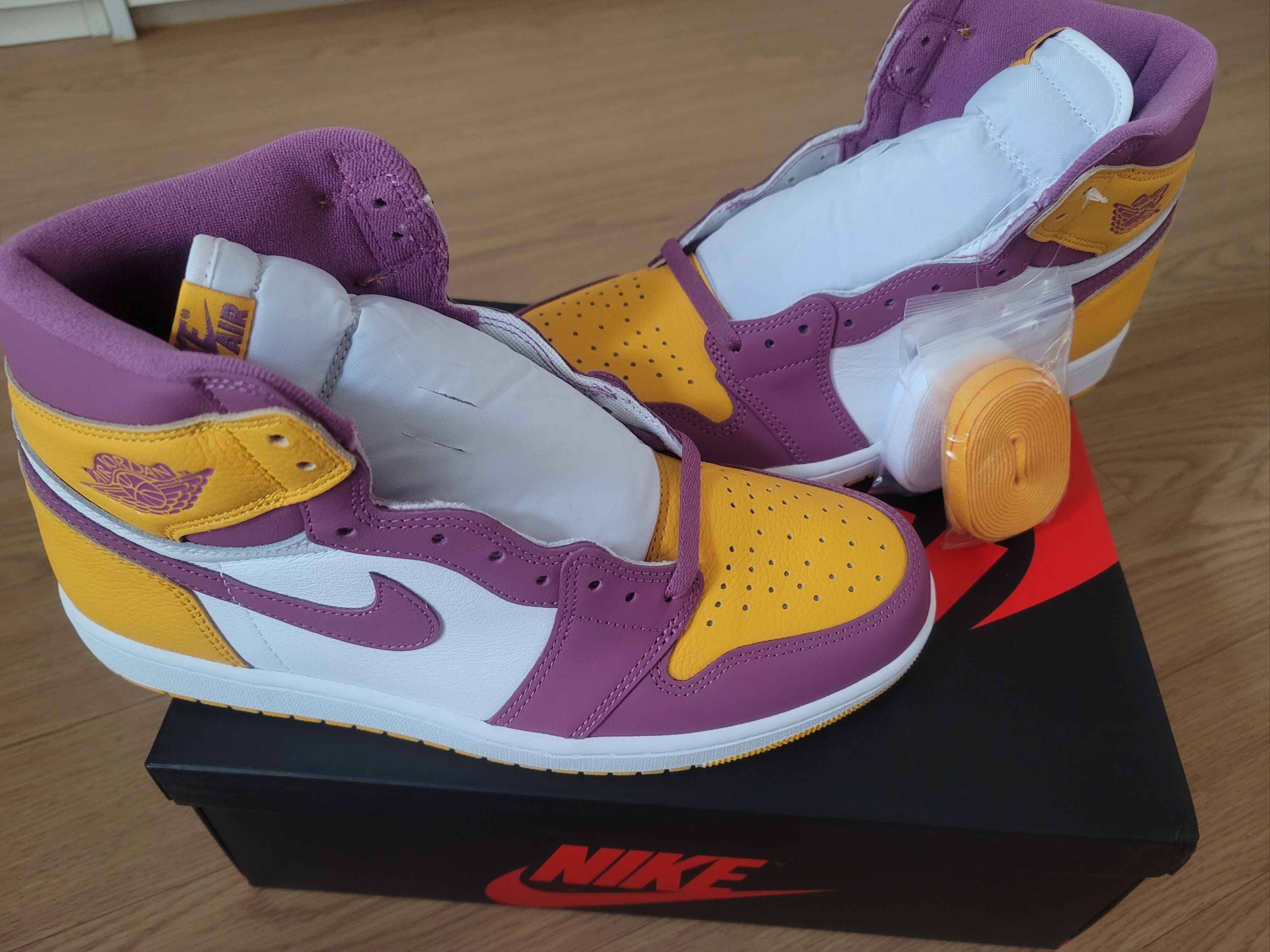 Jordan 1 Retro High OG University Gold Light Bordeaux 착용 스타일 - 3