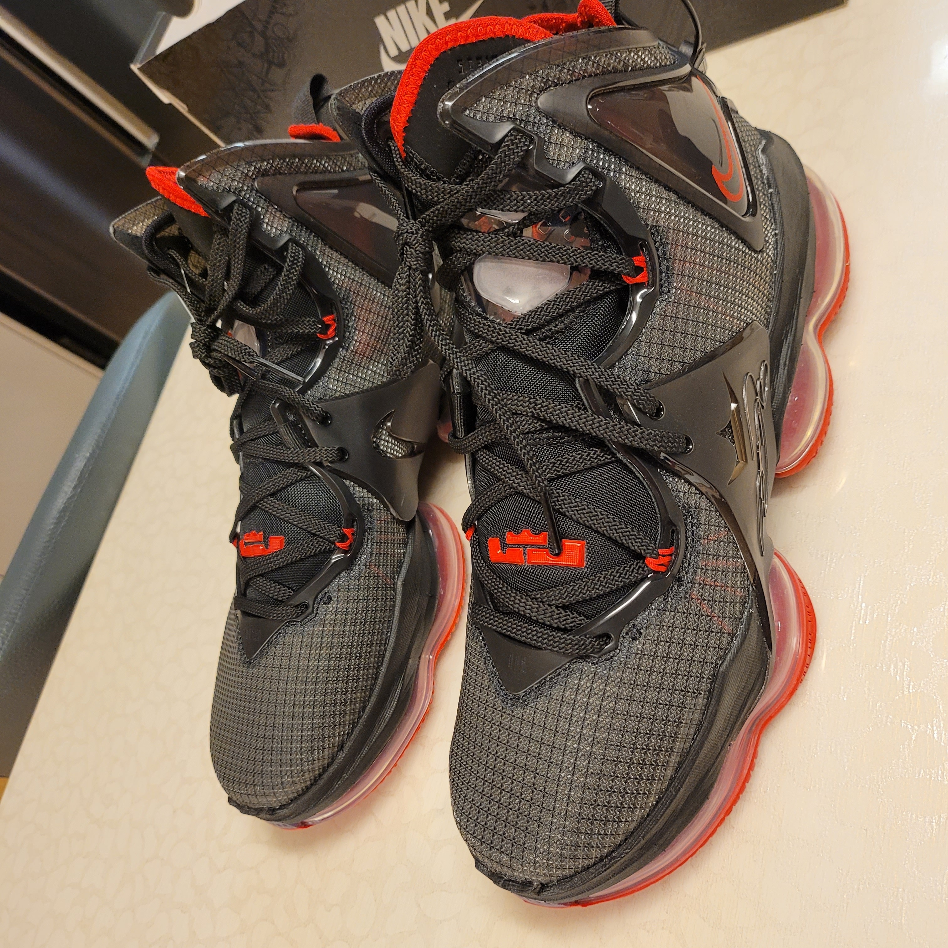 Nike LeBron XIX Black University Red 착용 스타일 - 1