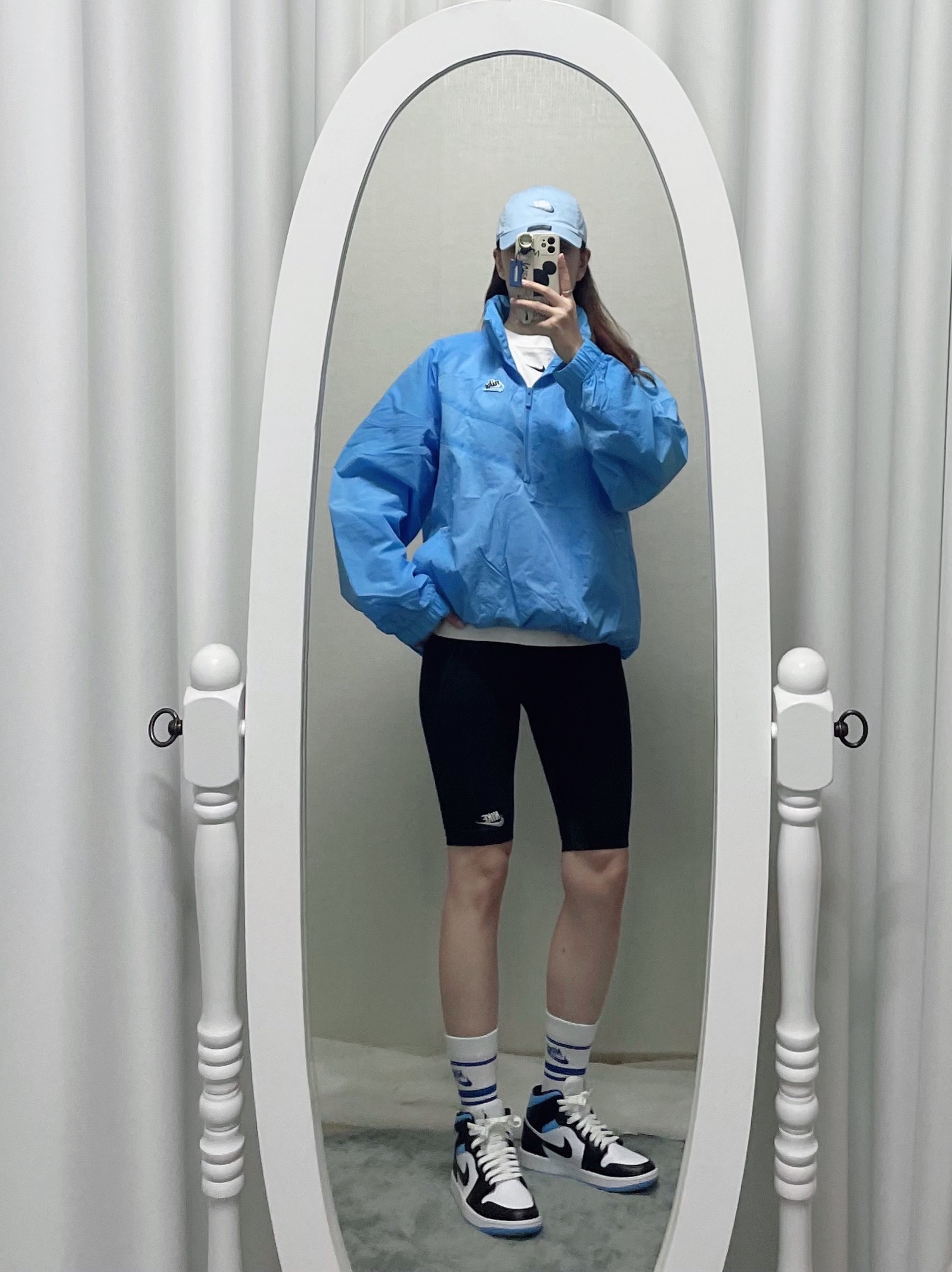 (W) Jordan 1 Mid White Black University Blue 착용 스타일 - 3