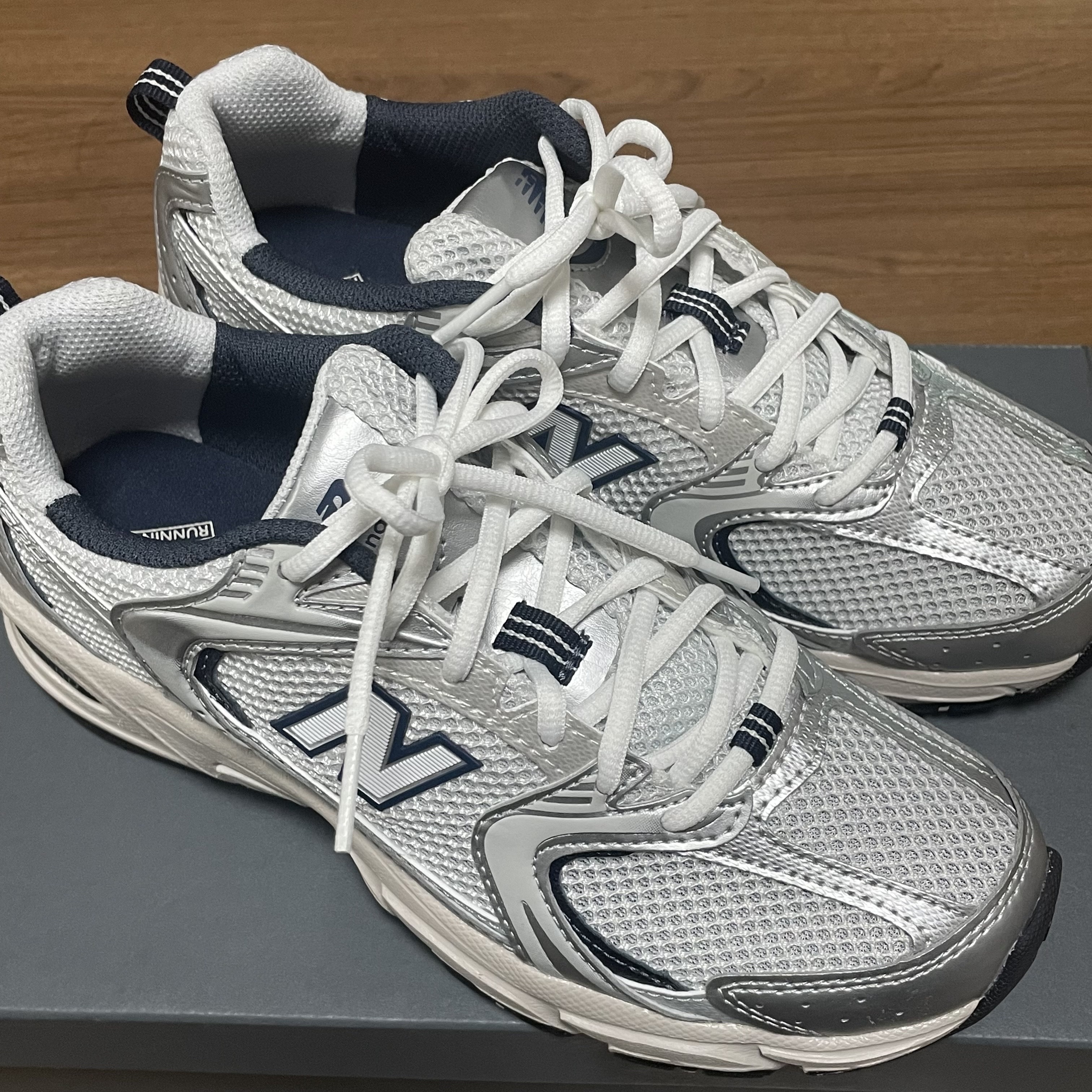 New Balance 530 Steel Grey 착용 스타일 - 2