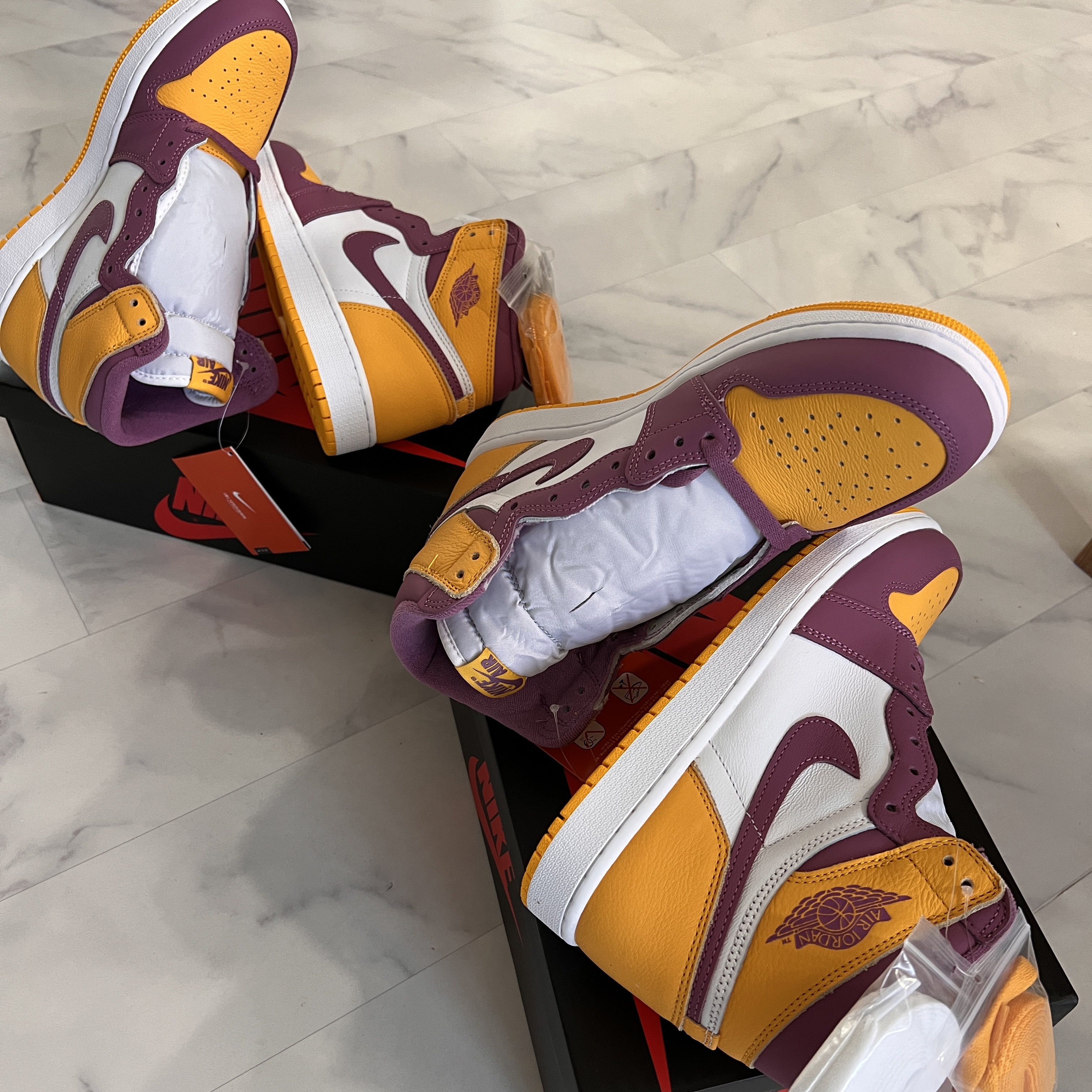 Jordan 1 Retro High OG University Gold Light Bordeaux 착용 스타일 - 2