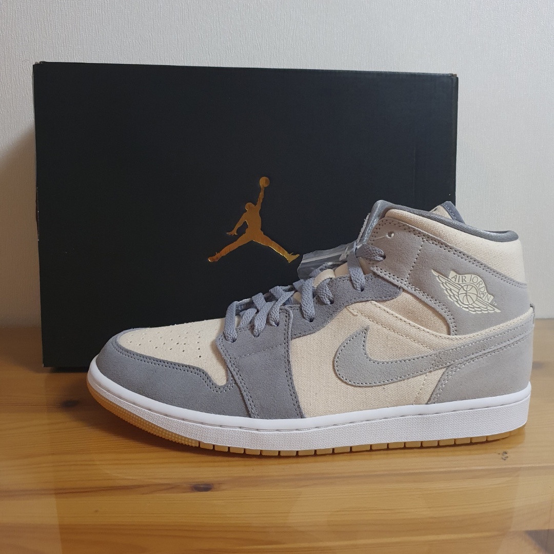 Jordan 1 Mid SE Coconut Milk Particle Grey 착용 스타일 - 3