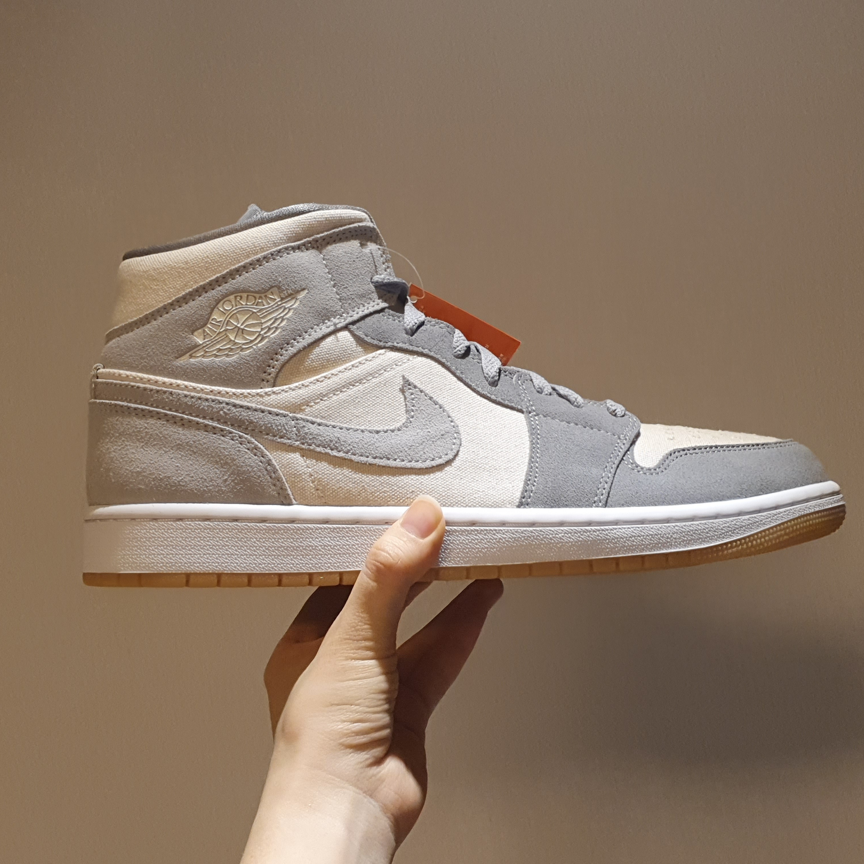 Jordan 1 Mid SE Coconut Milk Particle Grey 착용 스타일 - 1
