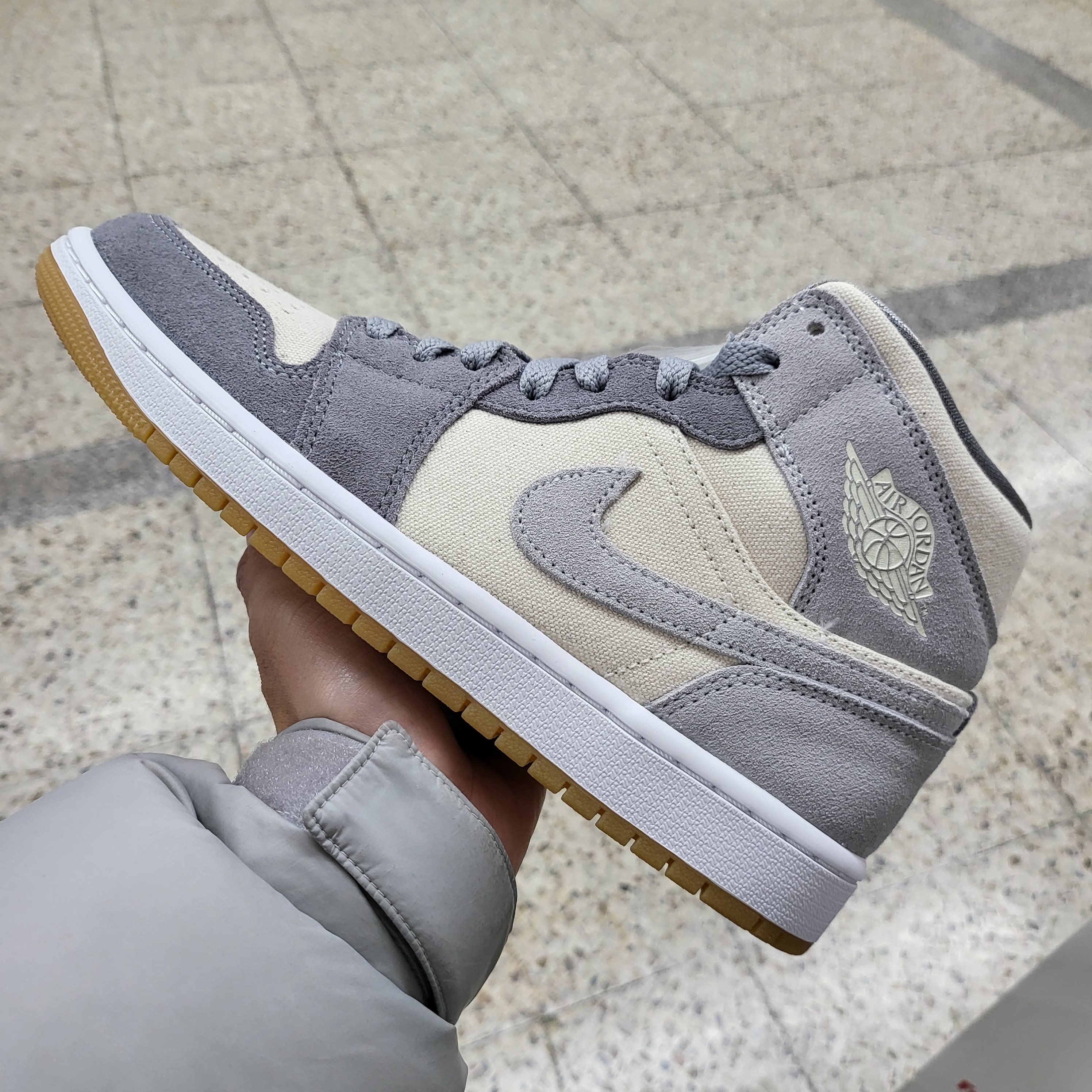 Jordan 1 Mid SE Coconut Milk Particle Grey 착용 스타일
