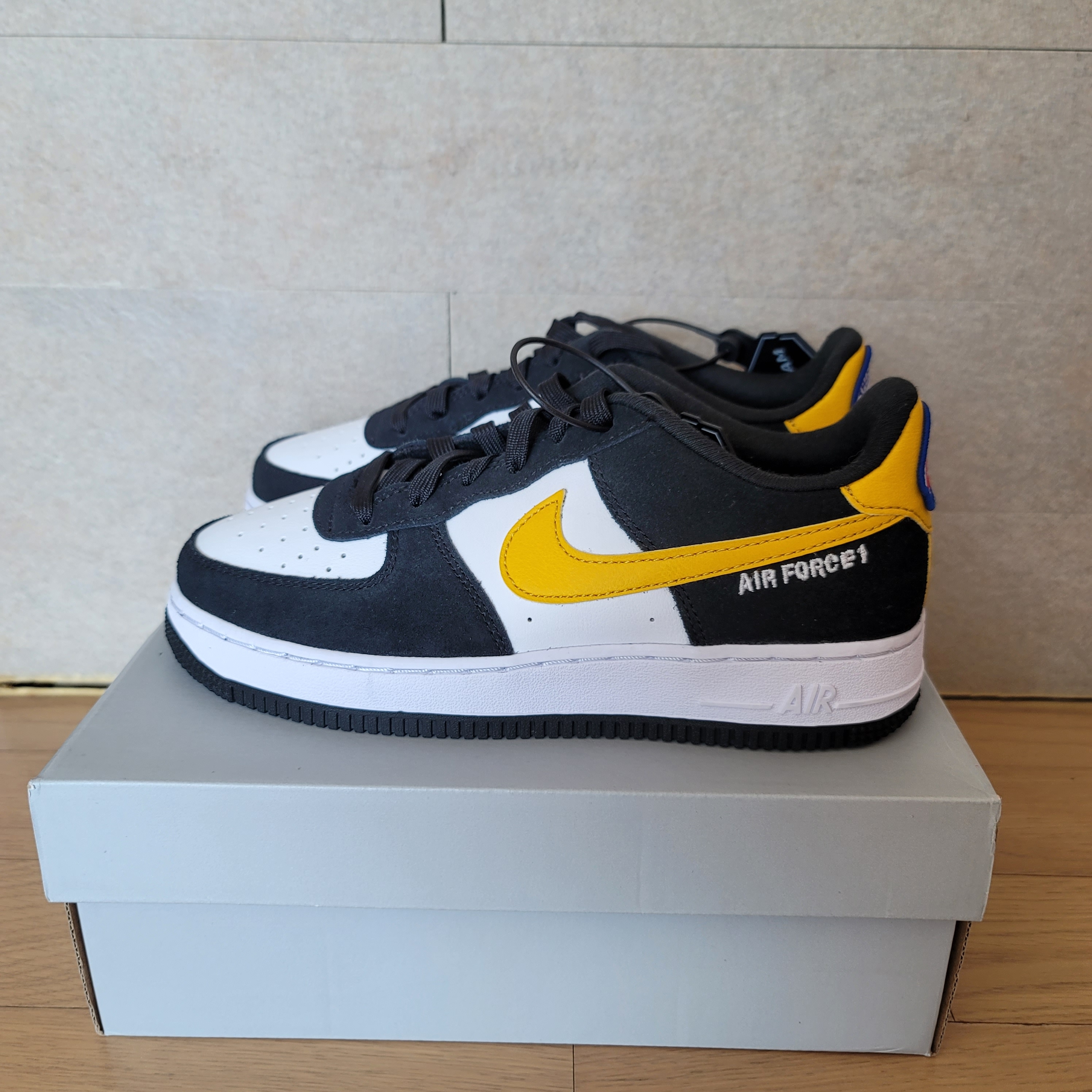 (GS) Nike Air Force 1 LV8 Athletic Club Black Dark Sulfur 착용 스타일 - 2