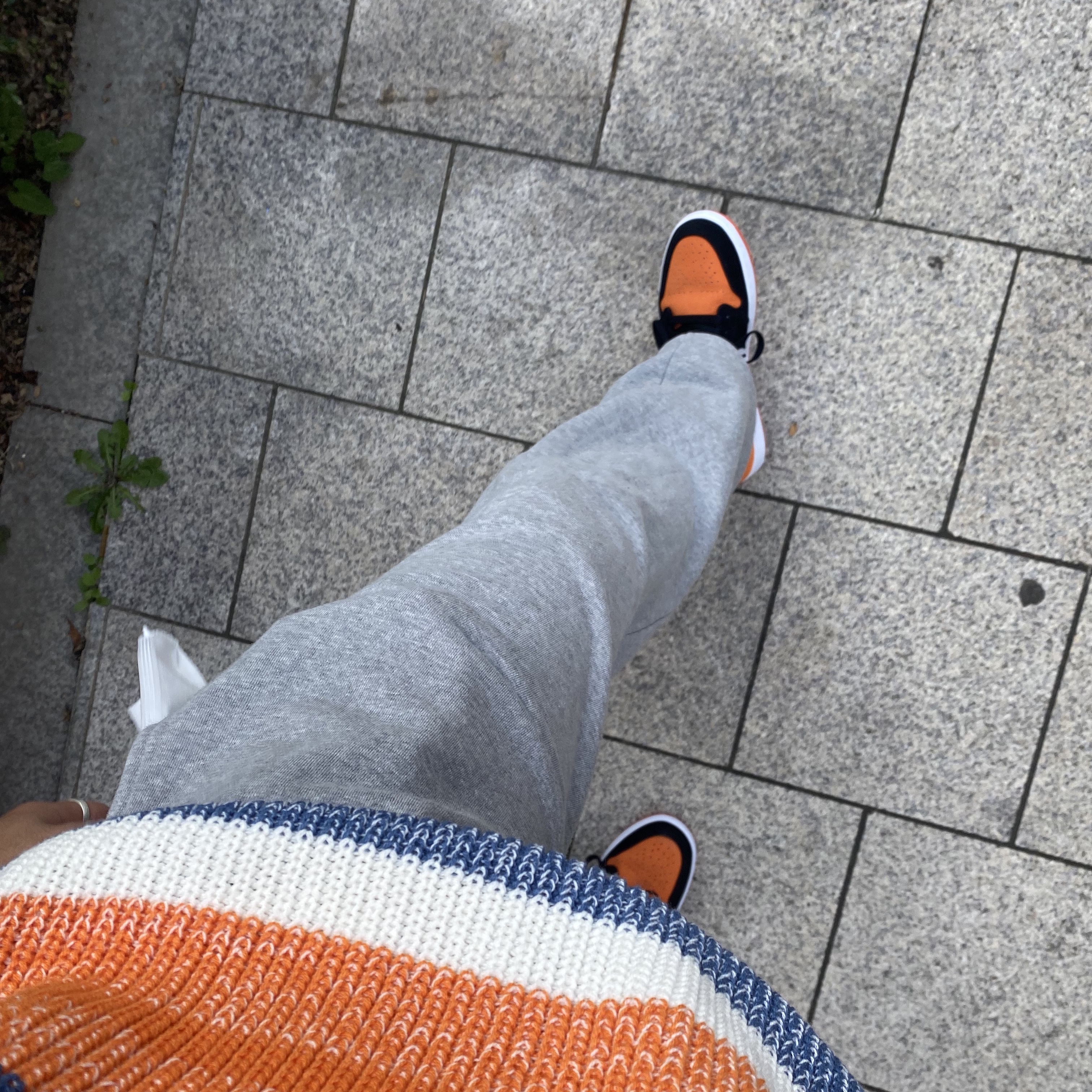 Jordan 1 Low Shattered Backboard, Jordan 1 Retro High OG Light Smoke Grey 착용 스타일 - 3