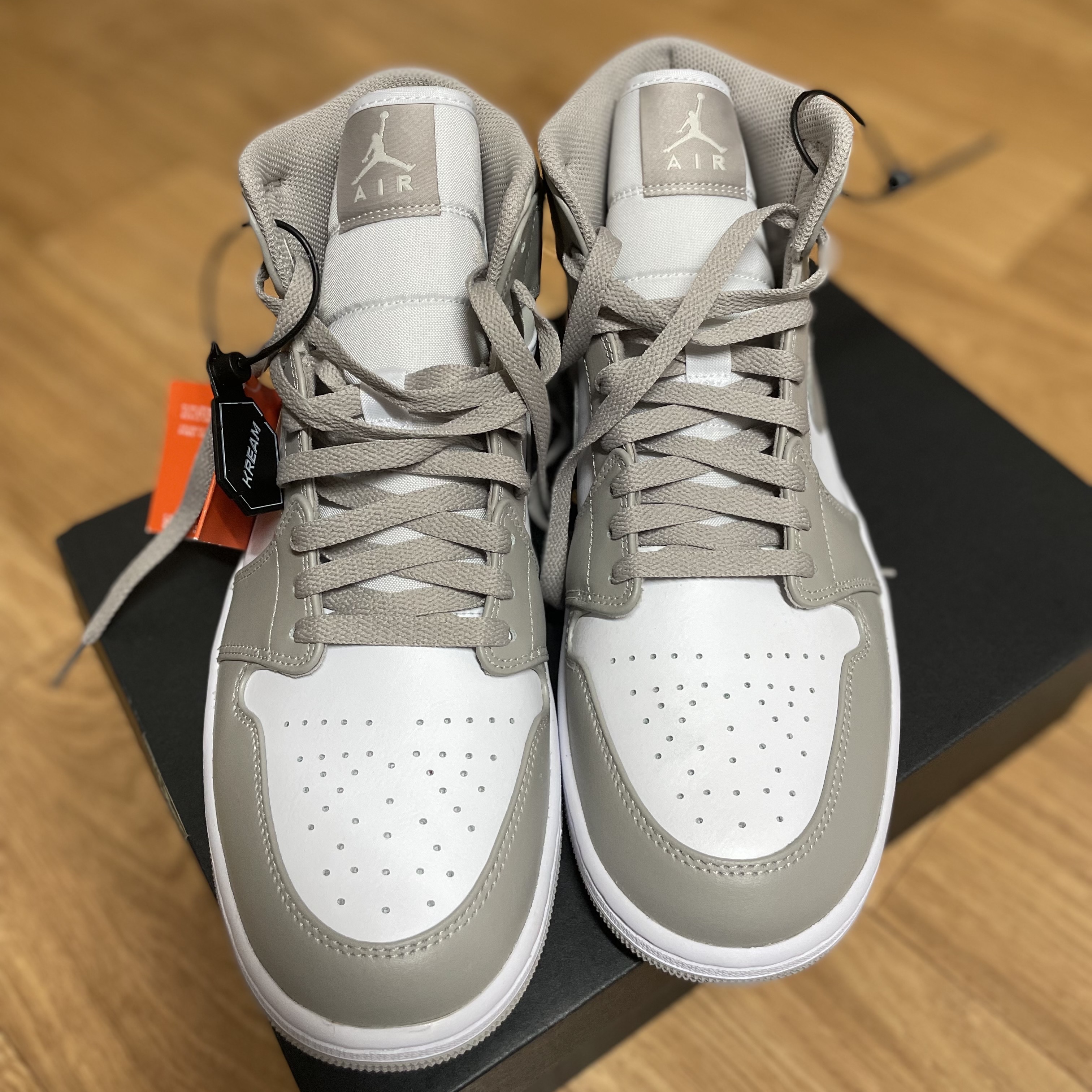 Jordan 1 Mid College Grey 착용 스타일 - 2