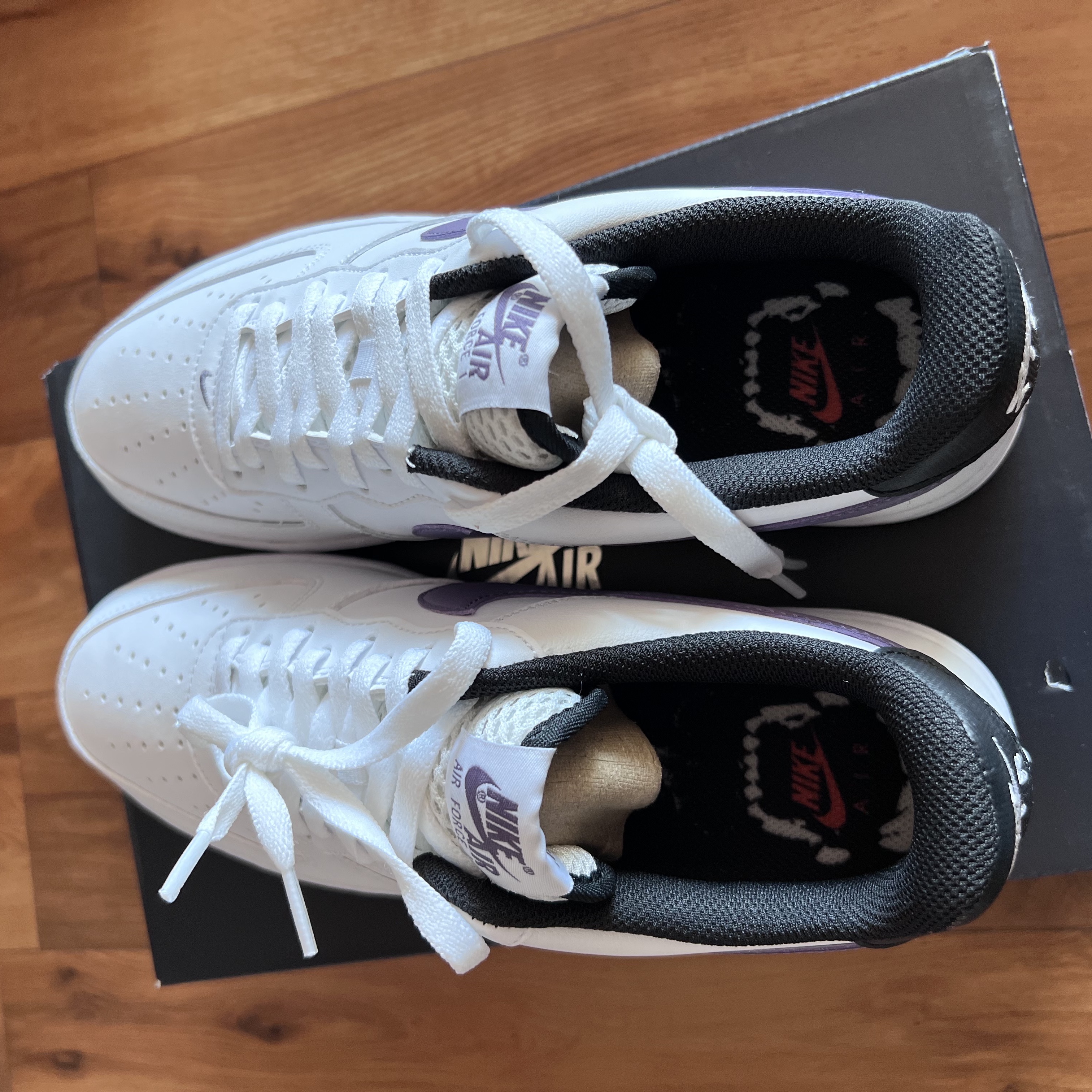 (W) Nike Air Force 1 '07 Low White Black, Nike Air Force 1 '07 LV8 Hoops White Canyon Purple 착용 스타일 - 5