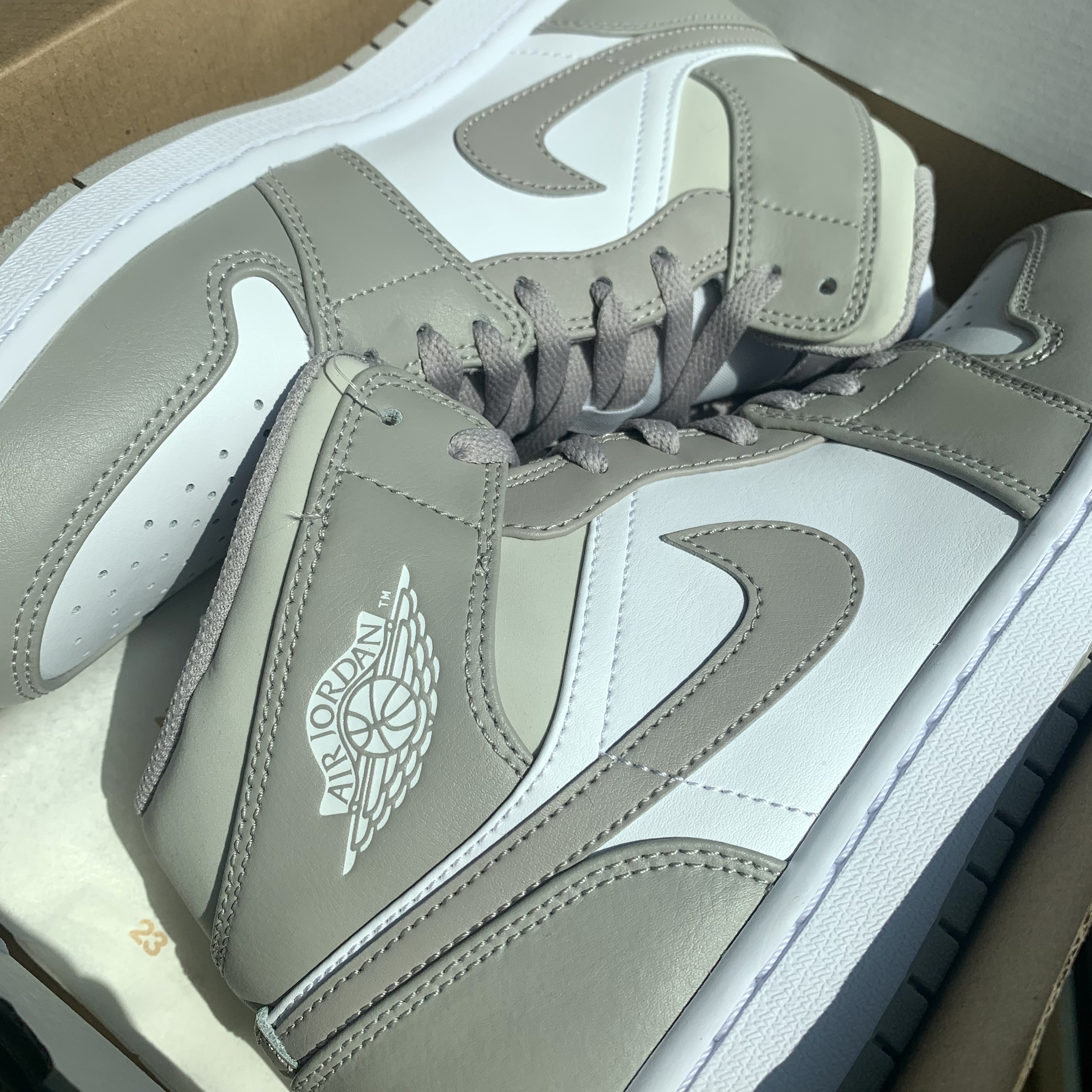 Jordan 1 Mid College Grey 착용 스타일