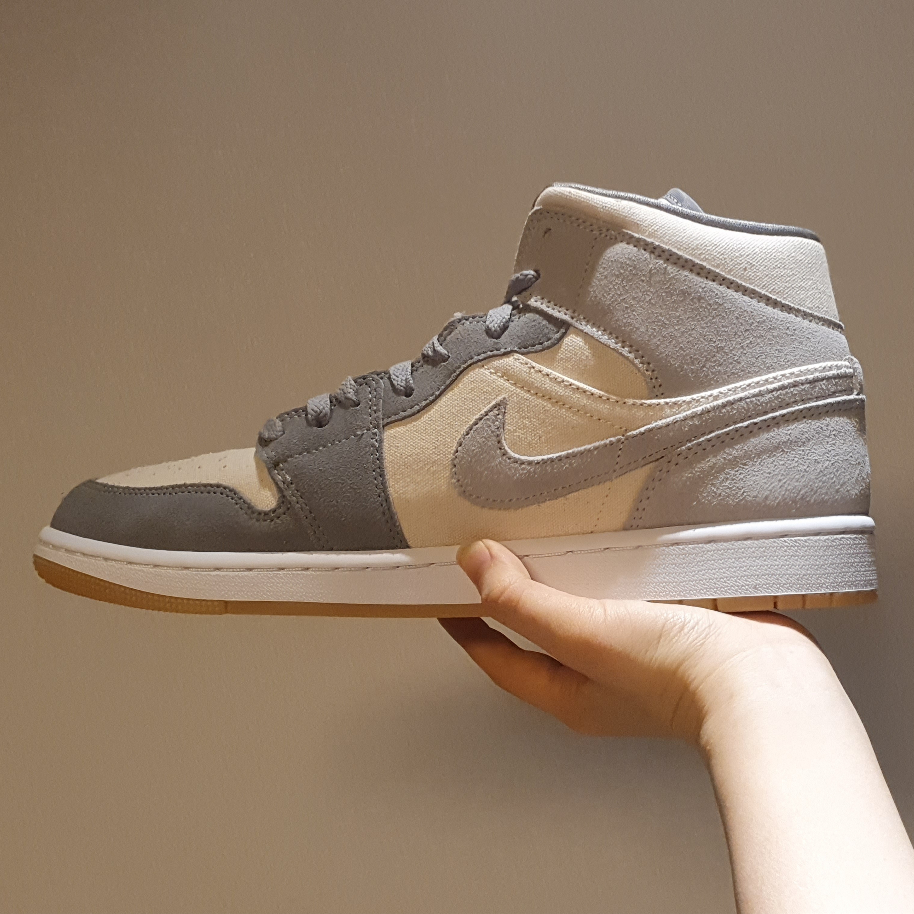 Jordan 1 Mid SE Coconut Milk Particle Grey 착용 스타일 - 2