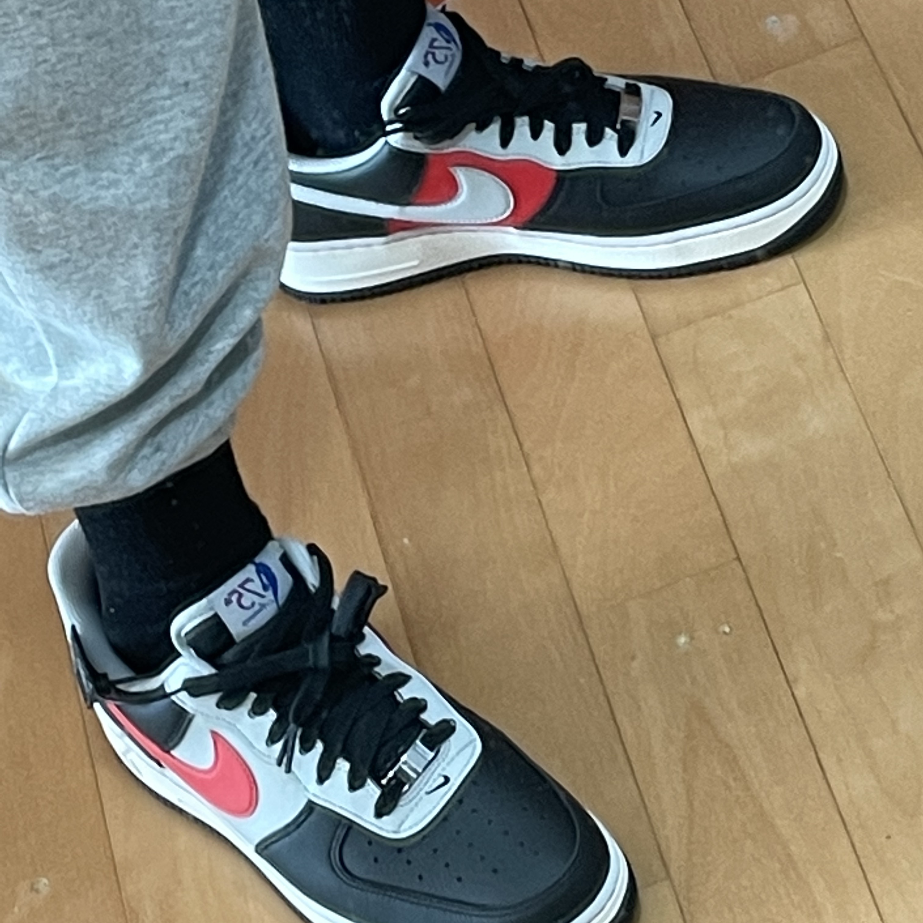 Nike x NBA Air Force 1 '07 LV8 EMB Black and Chile Red 착용 스타일 - 2