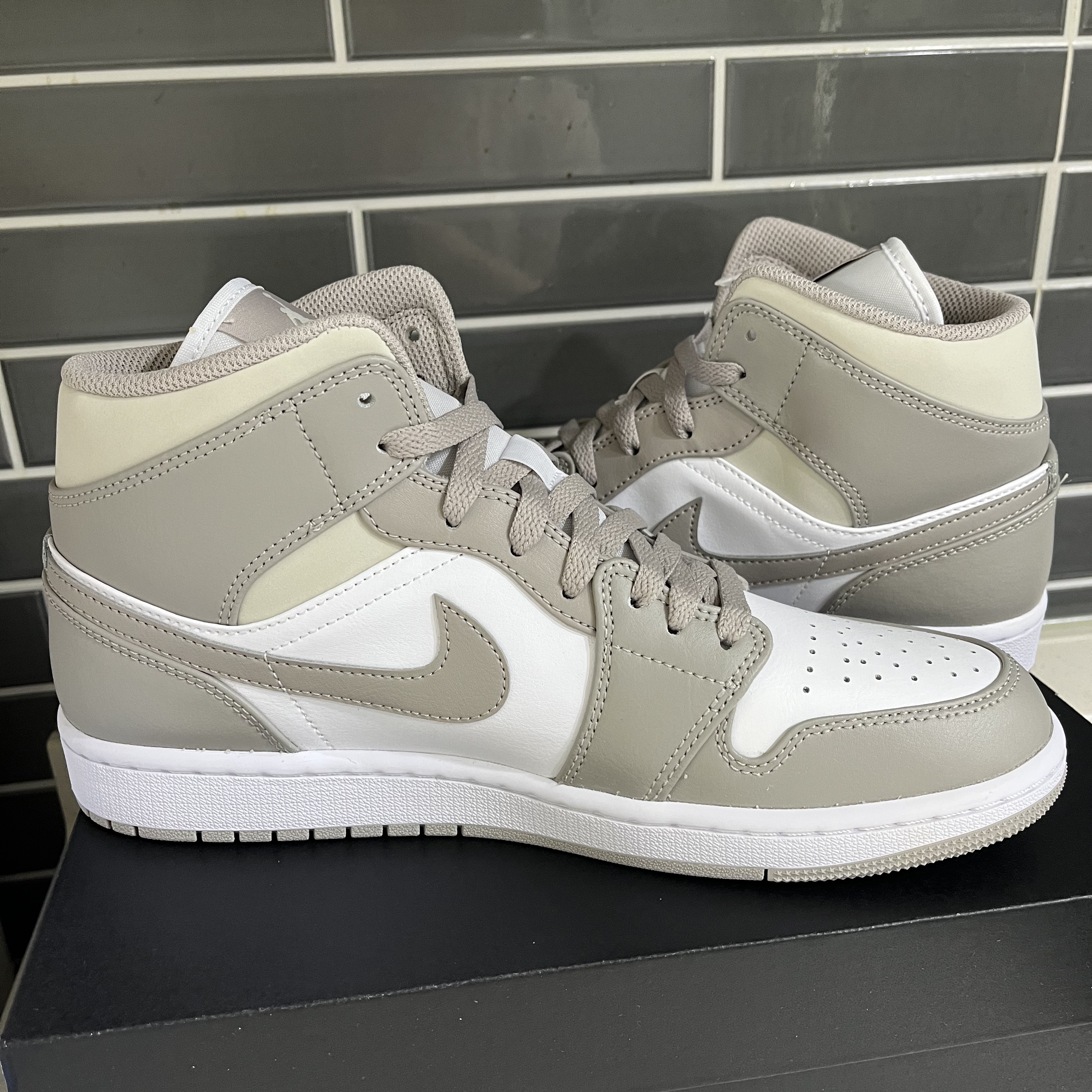 Jordan 1 Mid College Grey 착용 스타일