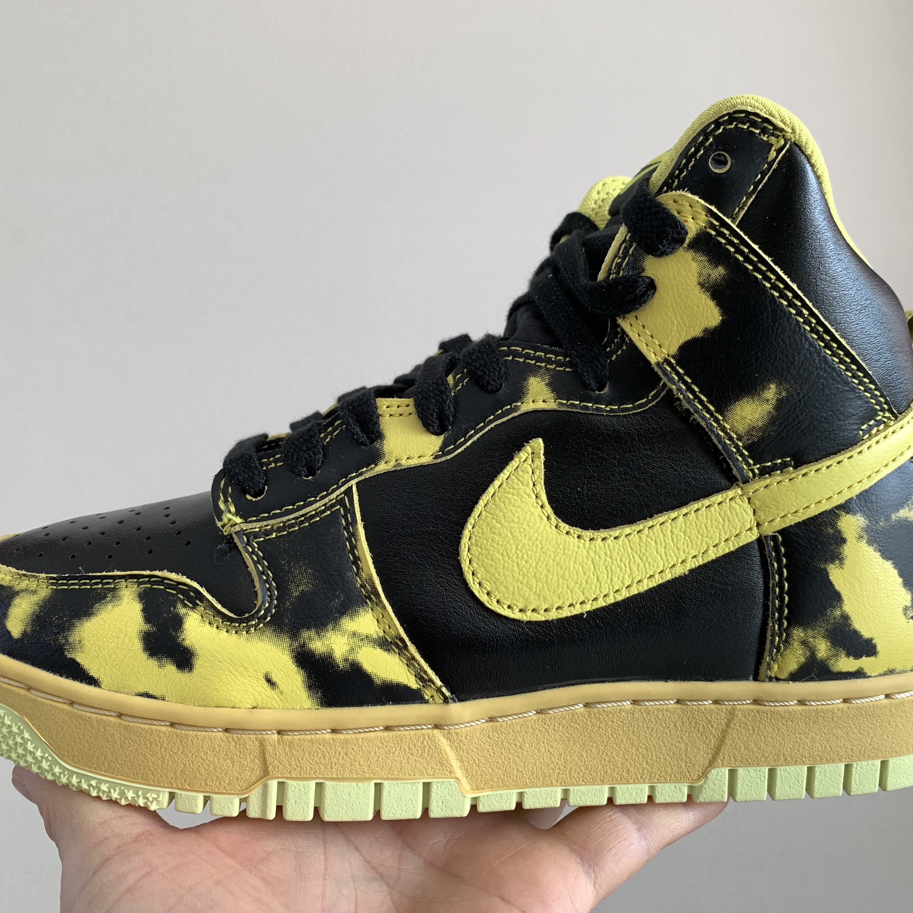 Nike Dunk High 1985 SP Yellow Acid Wash 착용 스타일 - 1