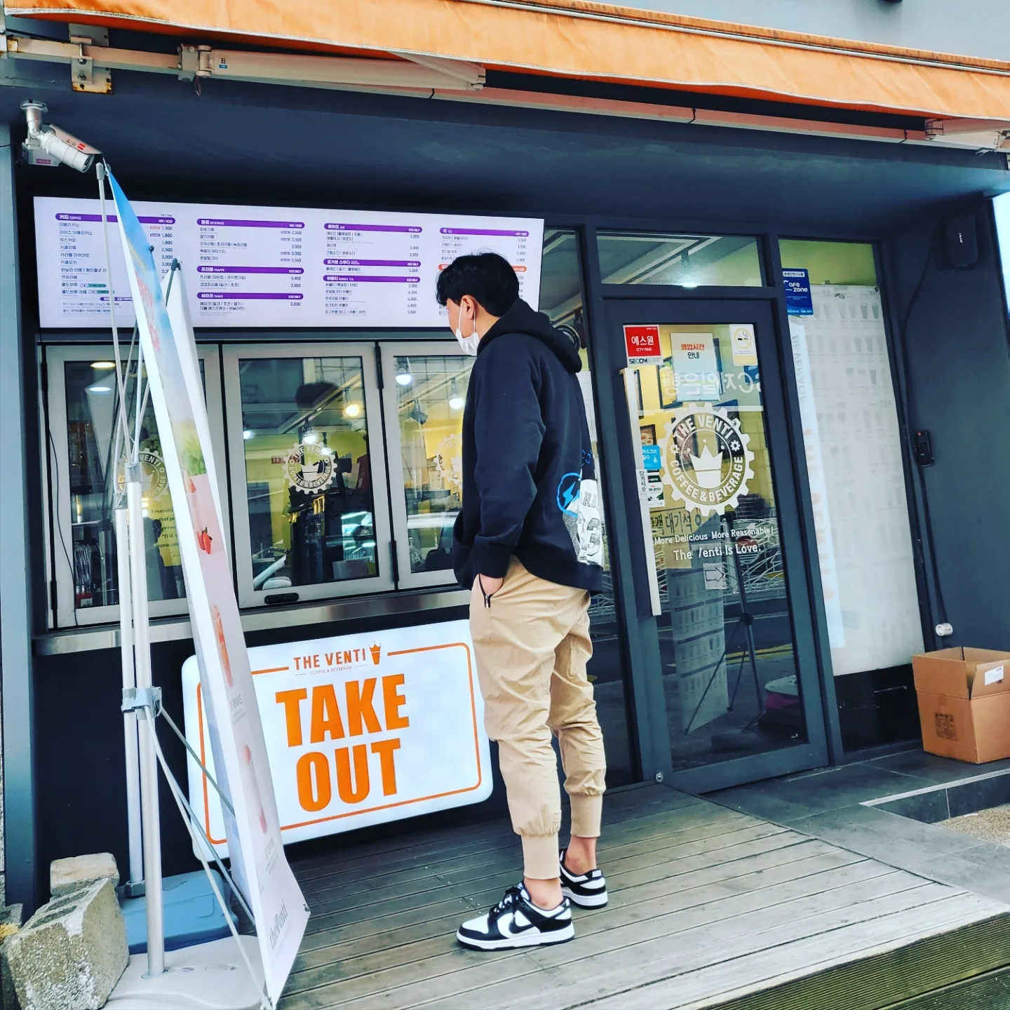 Jordan x Travis Scott x Fragment Hoodie Black (DJ0615-010), Nike Dunk Low Retro Black 착용 스타일