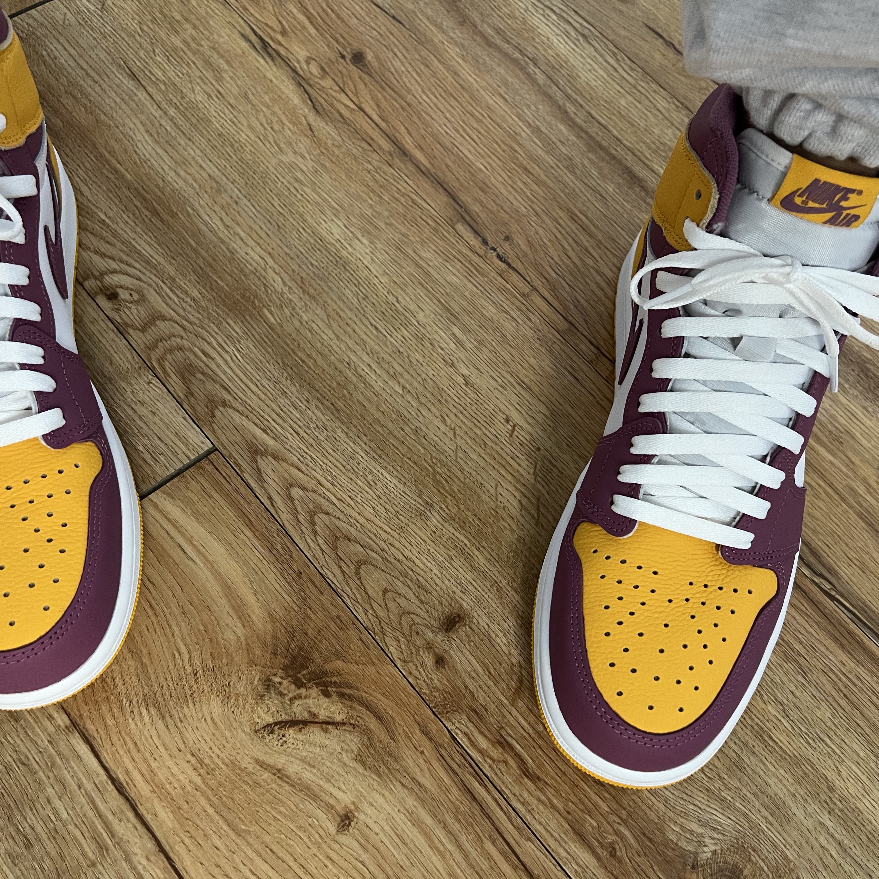 Jordan 1 Retro High OG University Gold Light Bordeaux 착용 스타일 - 2
