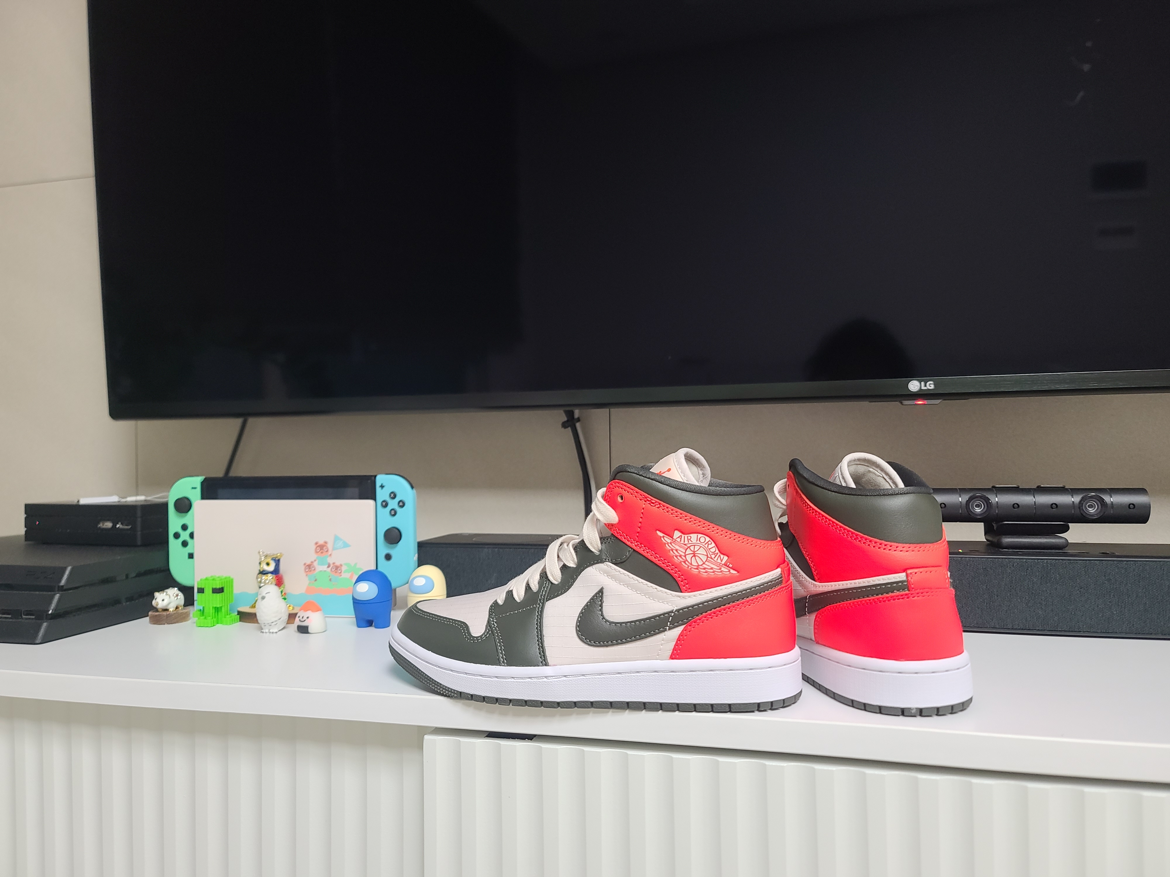(W) Jordan 1 Mid SE Newsprint 착용 스타일 - 2