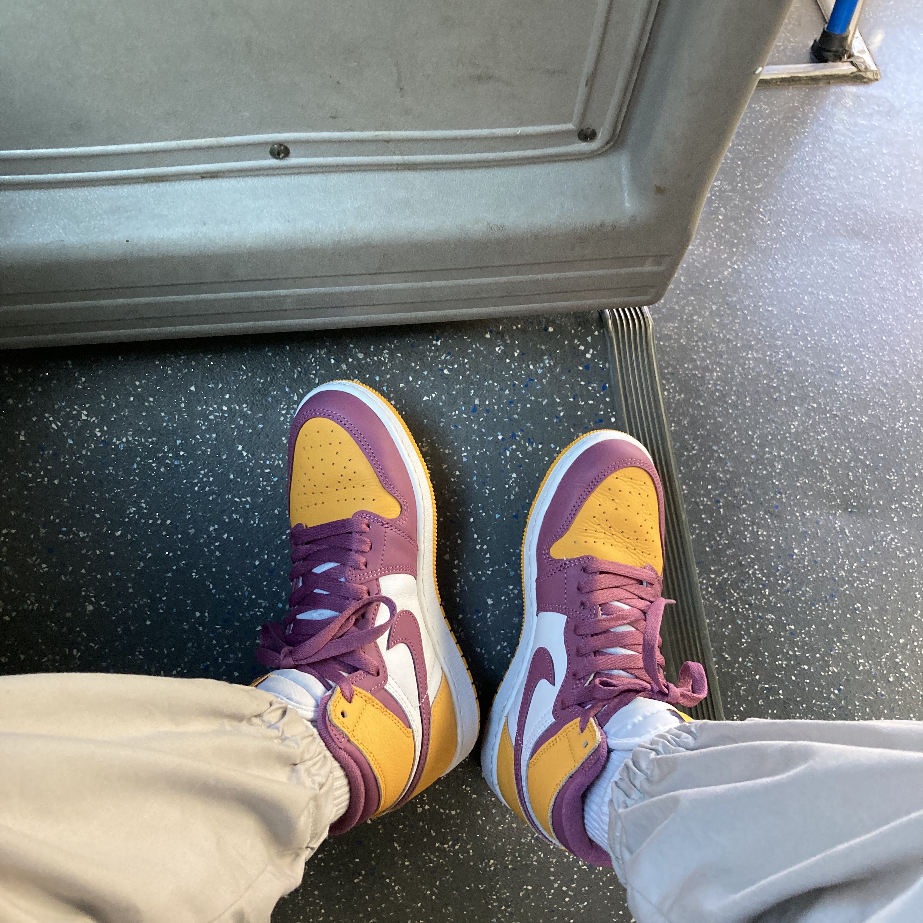 (GS) Jordan 1 Retro High OG University Gold Light Bordeaux 착용 스타일 - 1