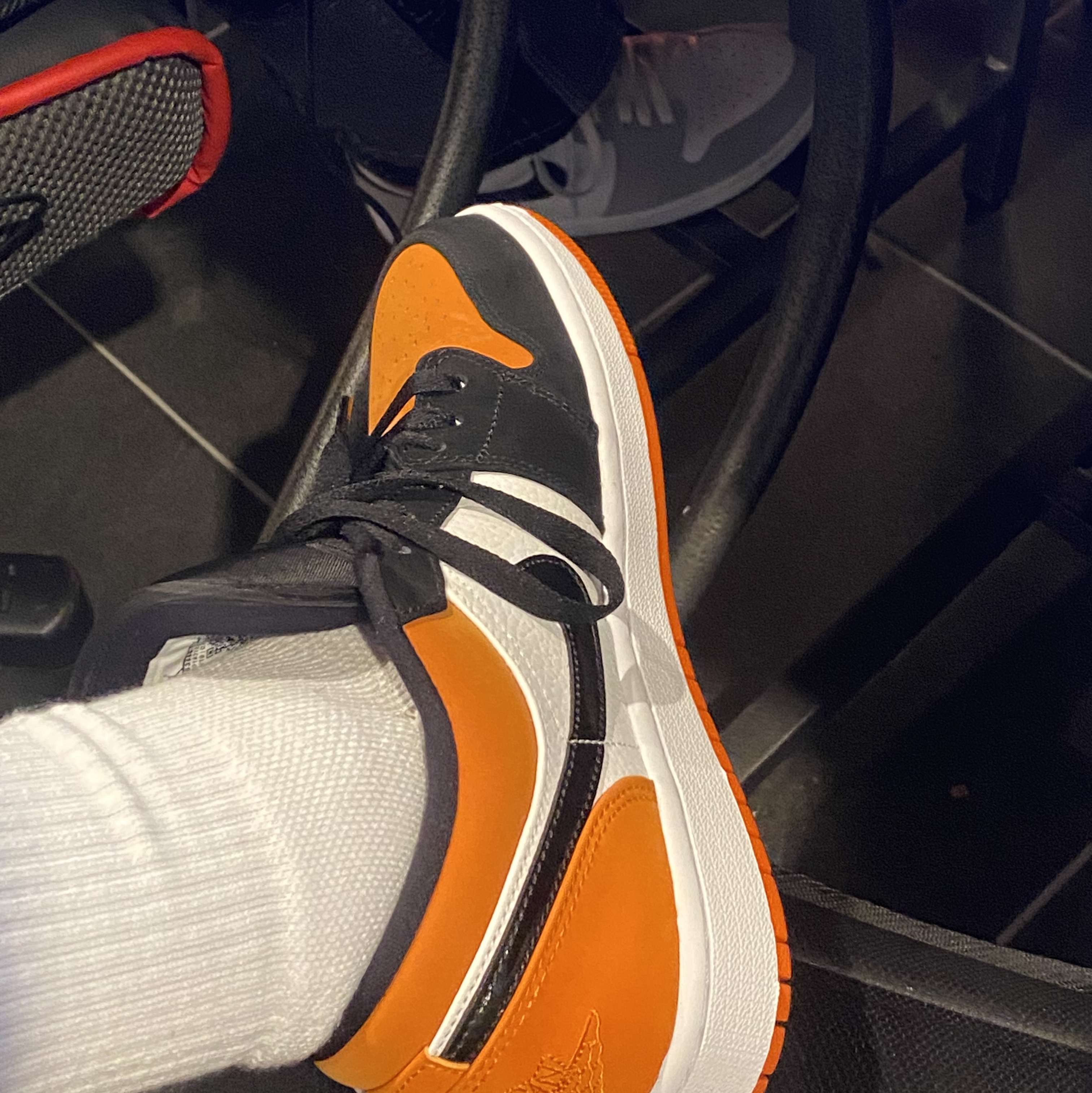 Jordan 1 Low Shattered Backboard, Jordan 1 Retro High OG Light Smoke Grey 착용 스타일 - 1