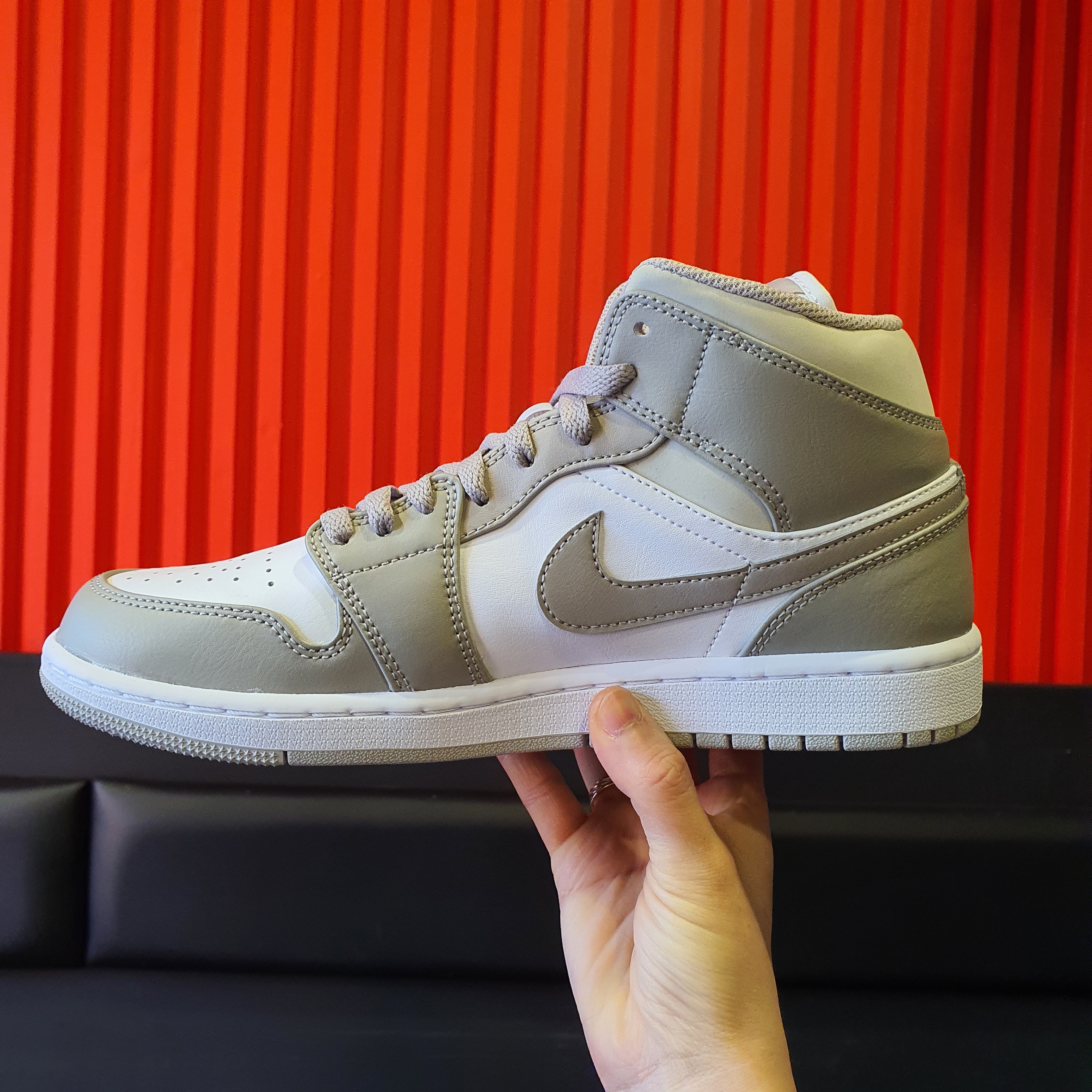Jordan 1 Mid College Grey 착용 스타일 - 1