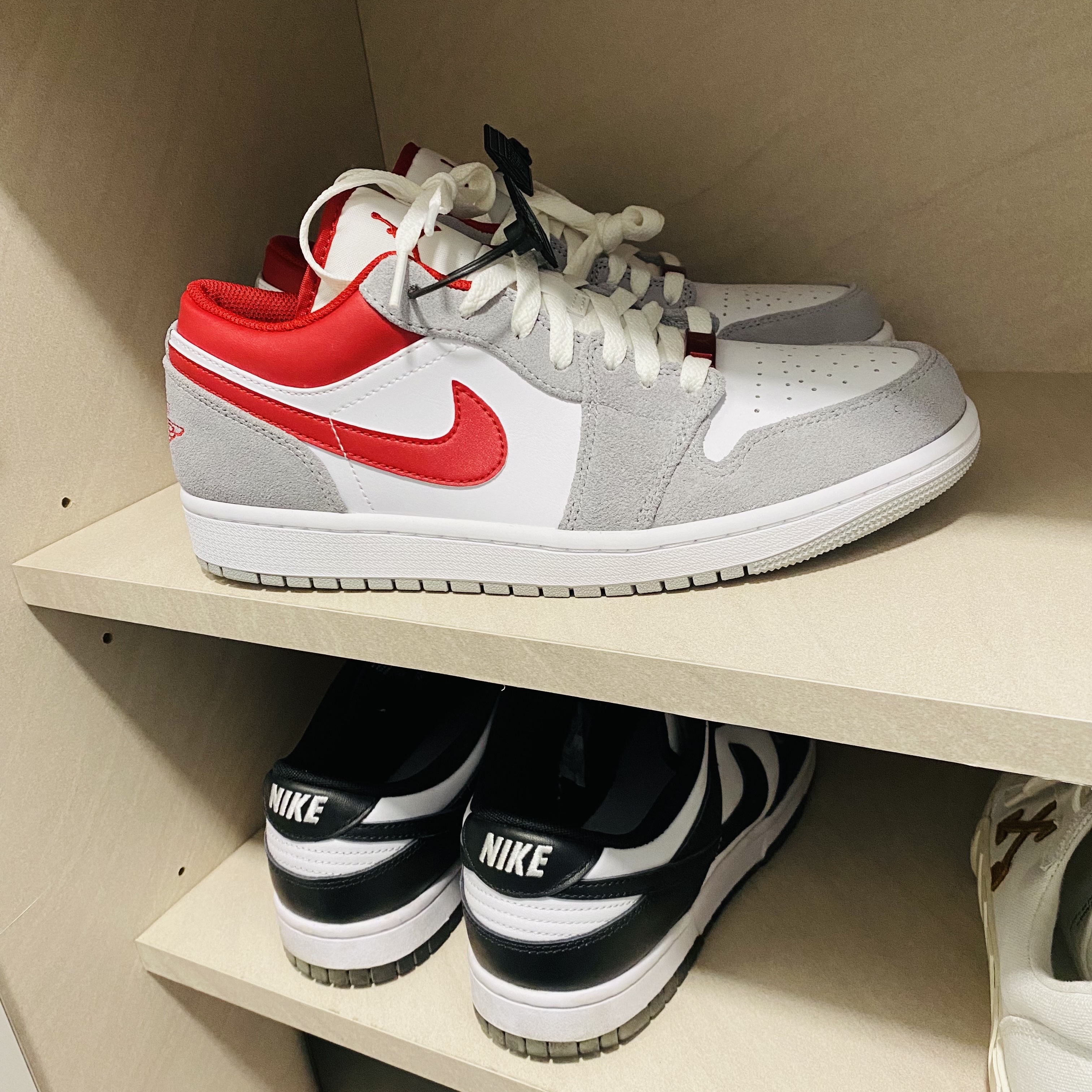 Jordan 1 Low SE Light Smoke Grey Gym Red, Nike Dunk Low Retro Black 착용 스타일