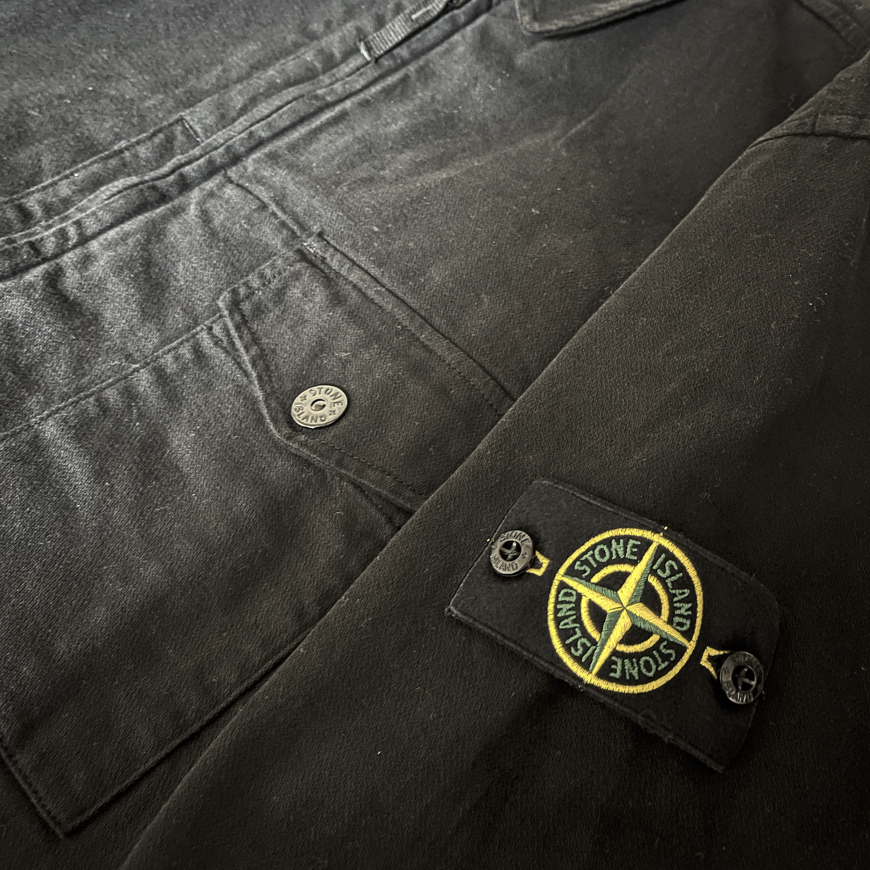 Stone Island 10704 Textured Brushed Recycled Cotton Overshirt Black - 21FW 착용 스타일