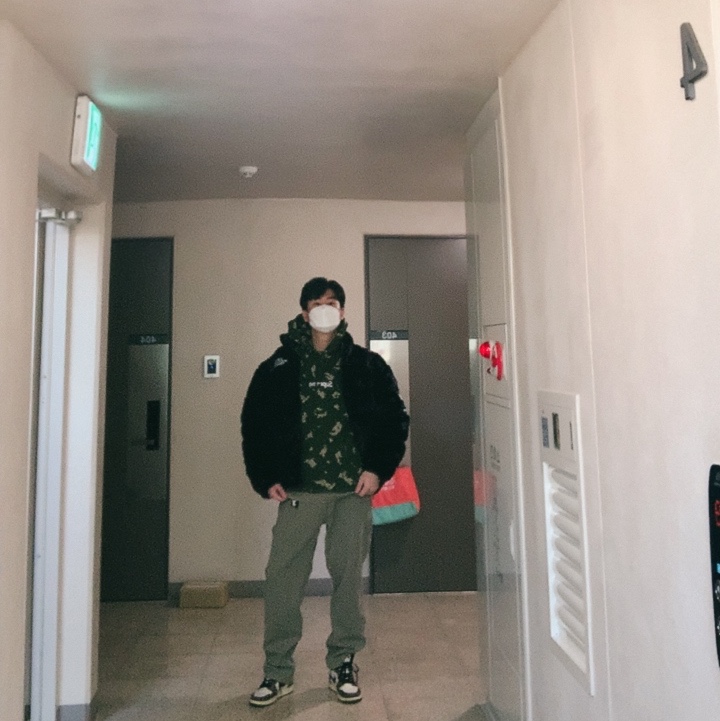 Jordan 1 x Travis Scott Retro High OG SP Mocha, Supreme x The North Face Faux Fur Nuptse Jacket Black - 20FW 착용 스타일 - 1