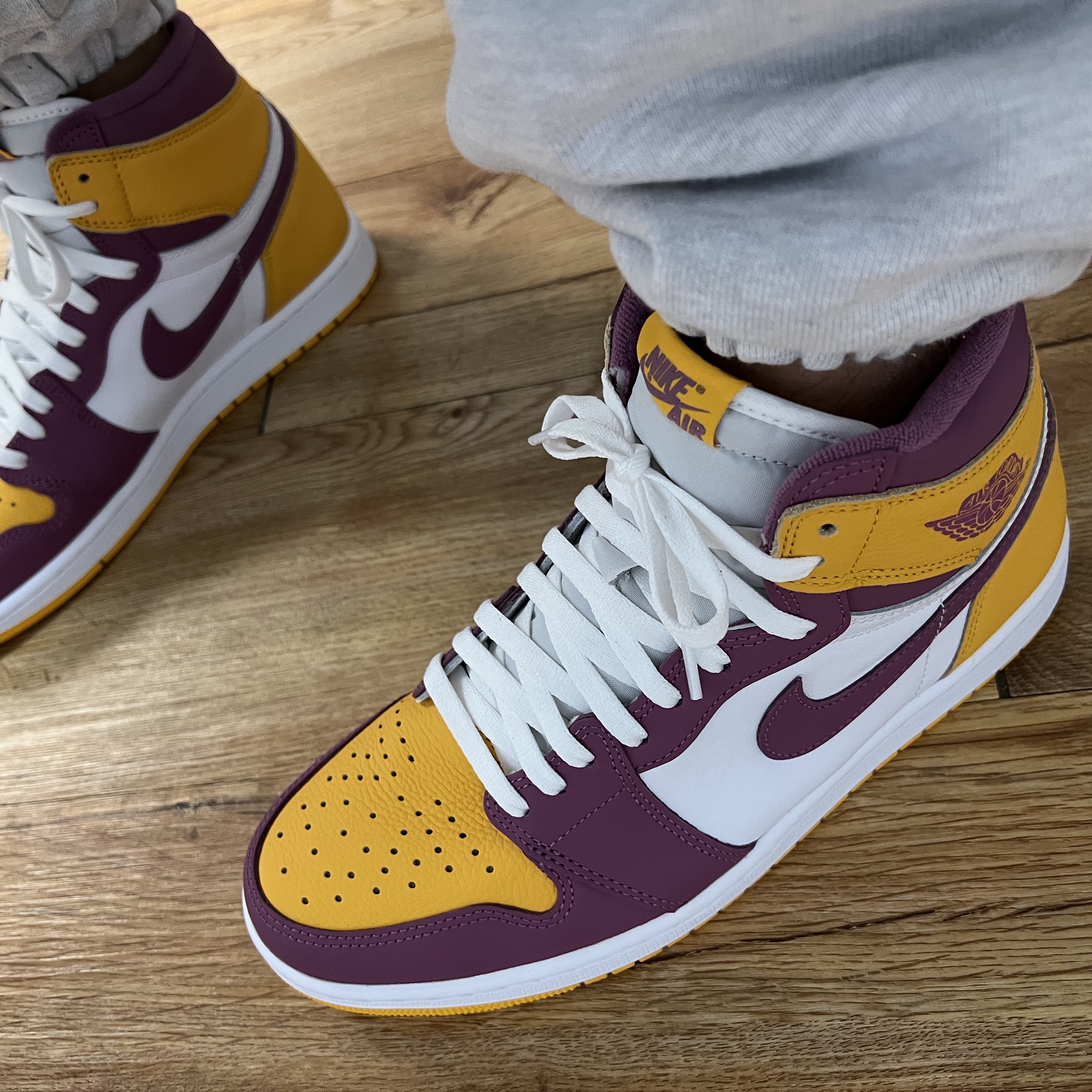 Jordan 1 Retro High OG University Gold Light Bordeaux 착용 스타일 - 3