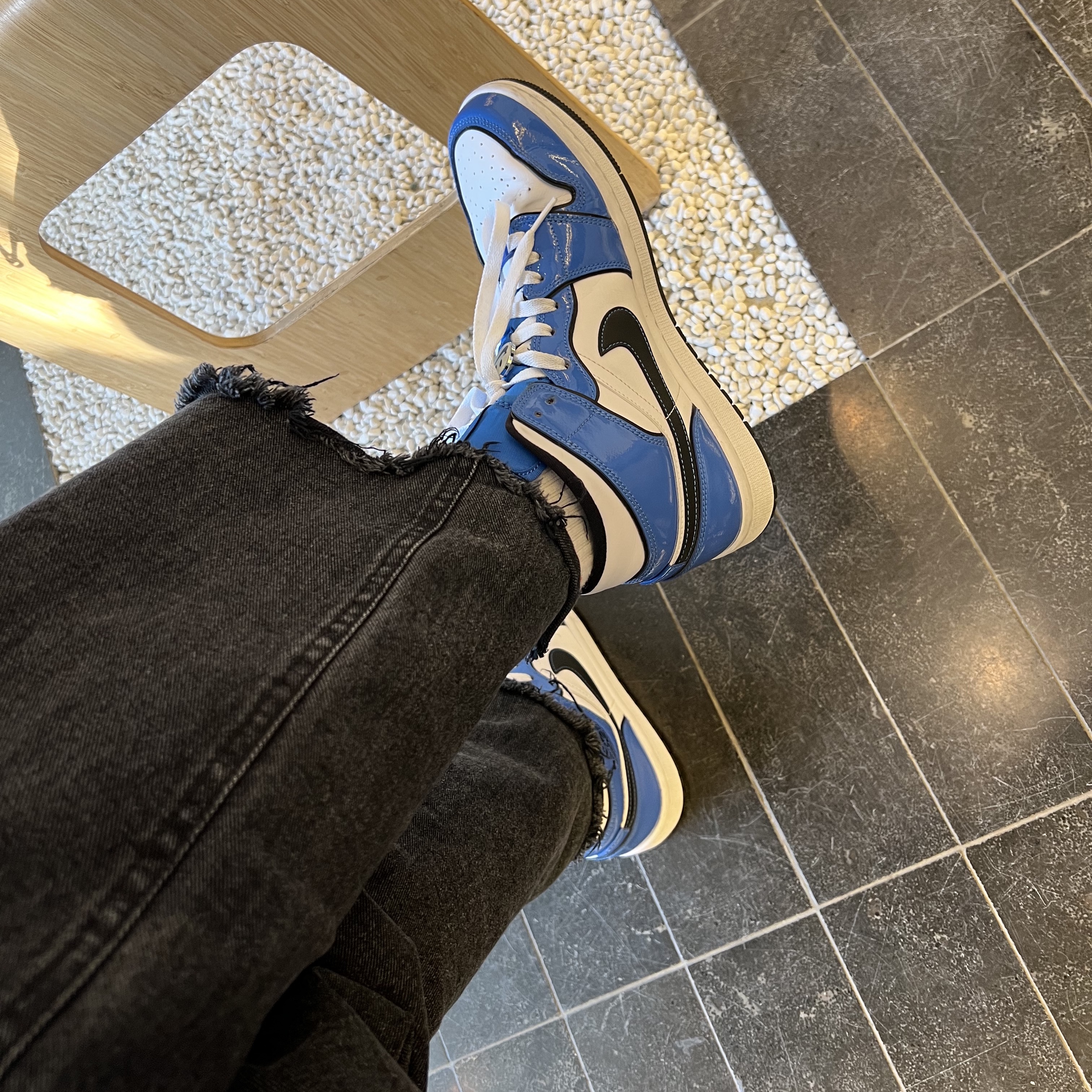 Jordan 1 Mid SE Signal Blue 착용 스타일