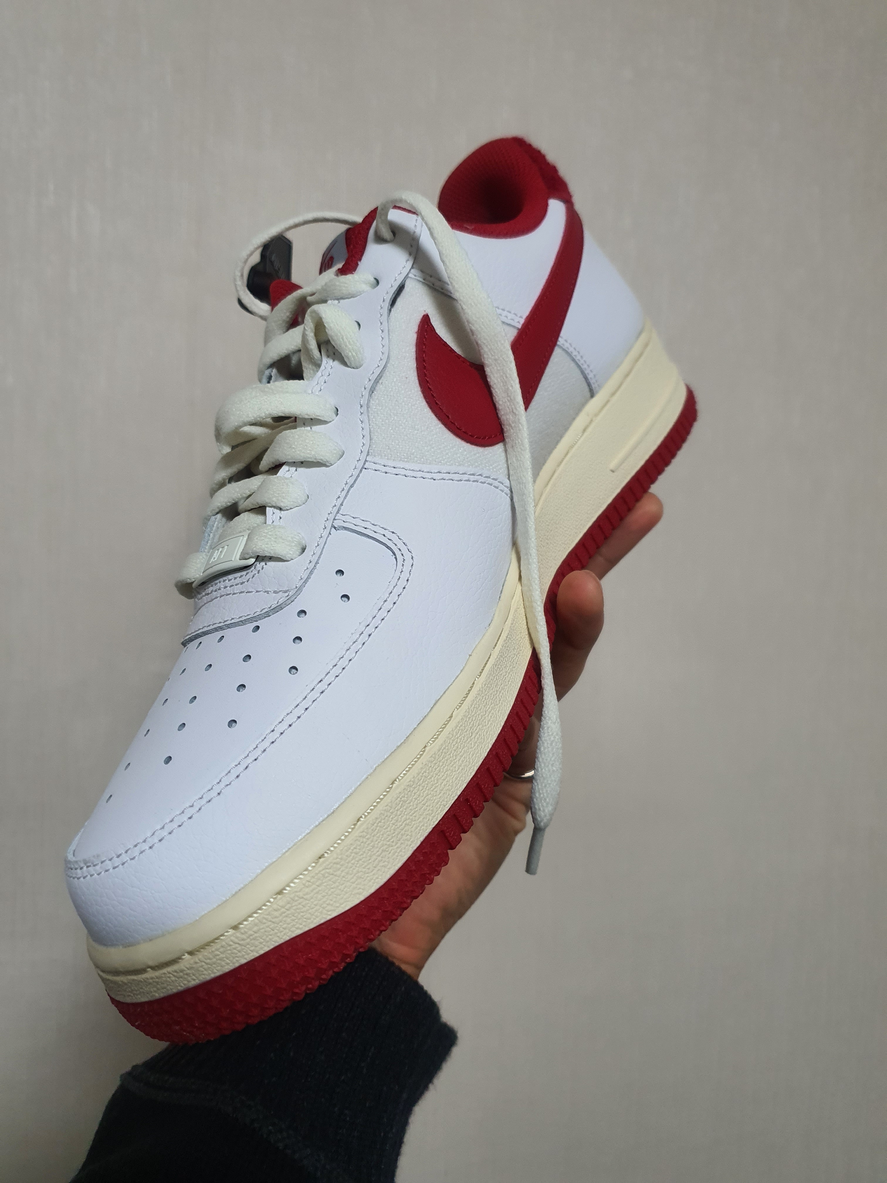 Nike Air Force 1 '07 LV8 Varsity White Gym Red 착용 스타일 - 3