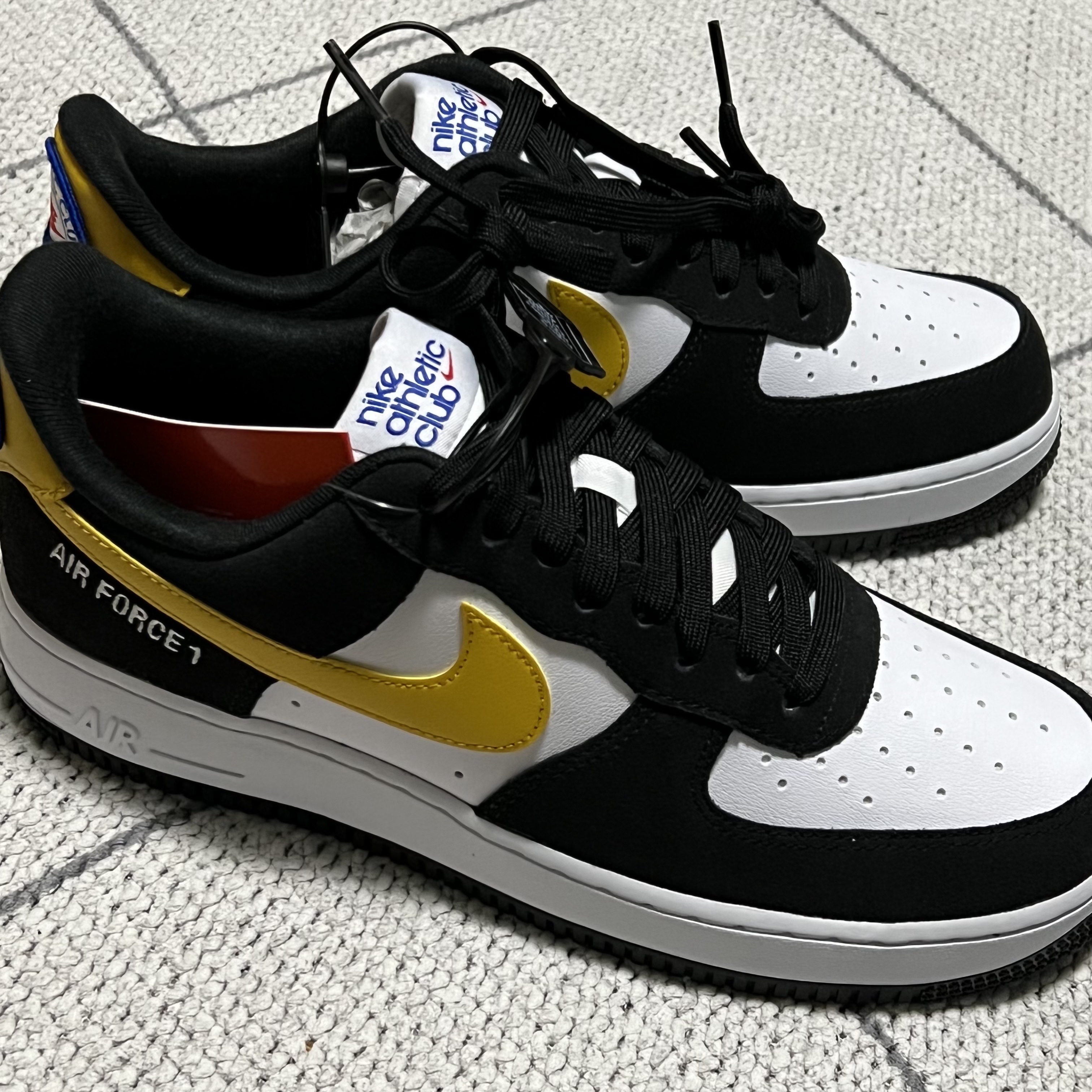Nike Air Force 1 '07 LV8 Athletic Club Black Dark Sulfur 착용 스타일