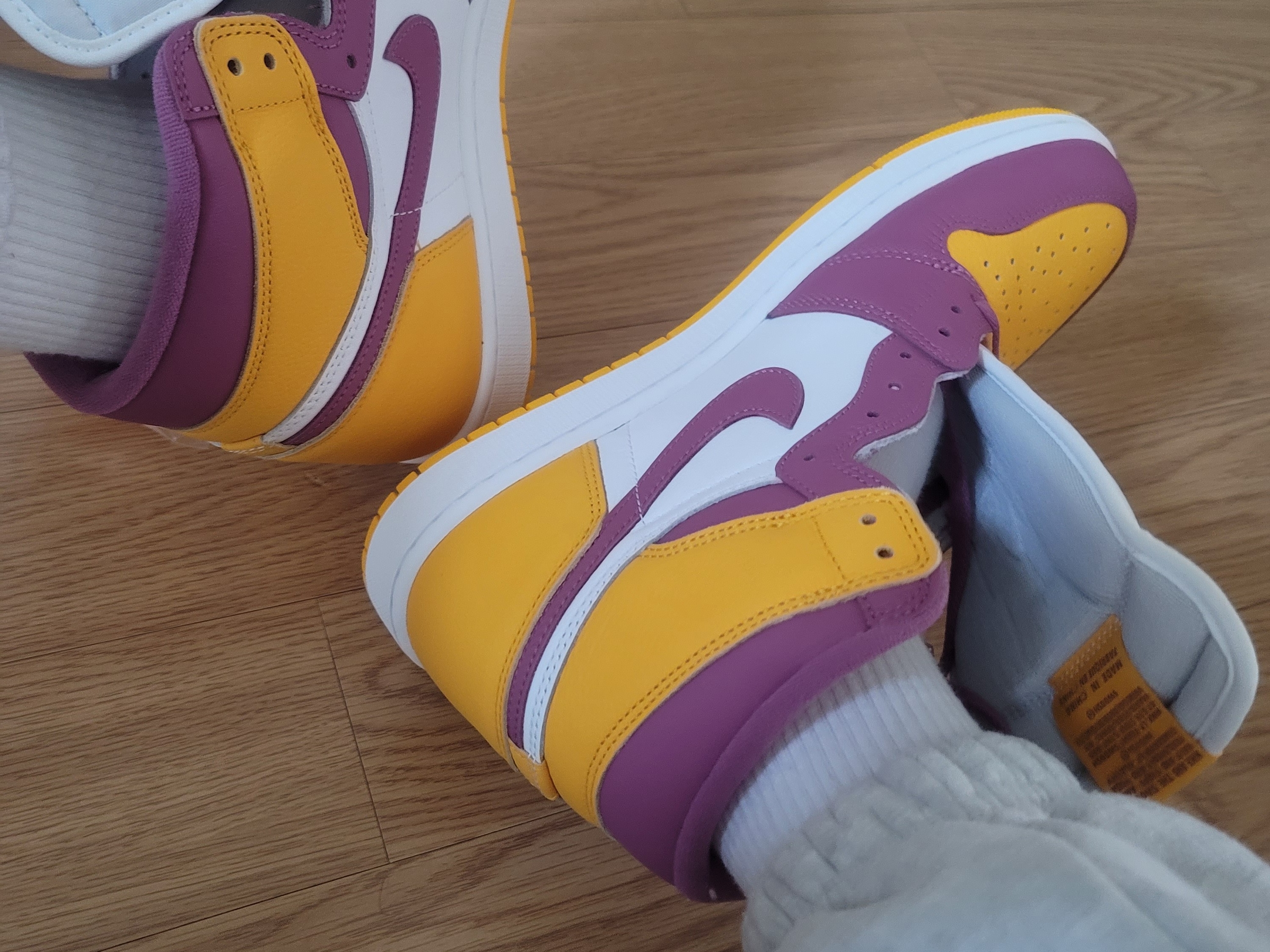 Jordan 1 Retro High OG University Gold Light Bordeaux 착용 스타일 - 1