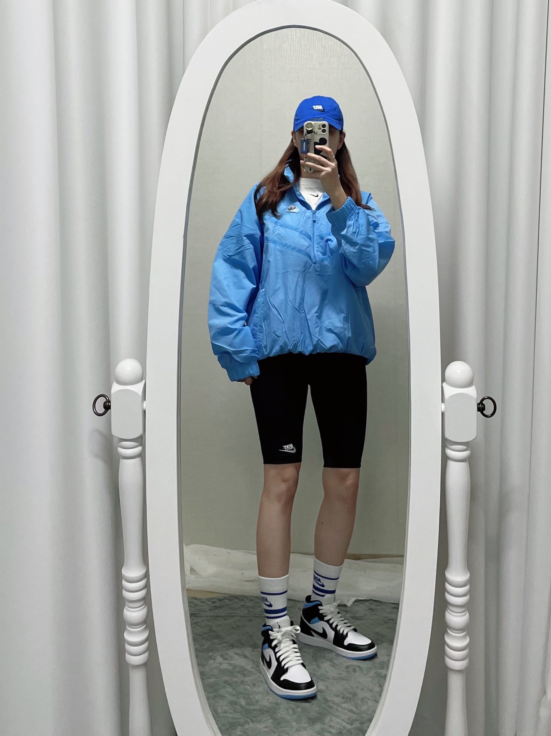 (W) Jordan 1 Mid White Black University Blue 착용 스타일 - 2
