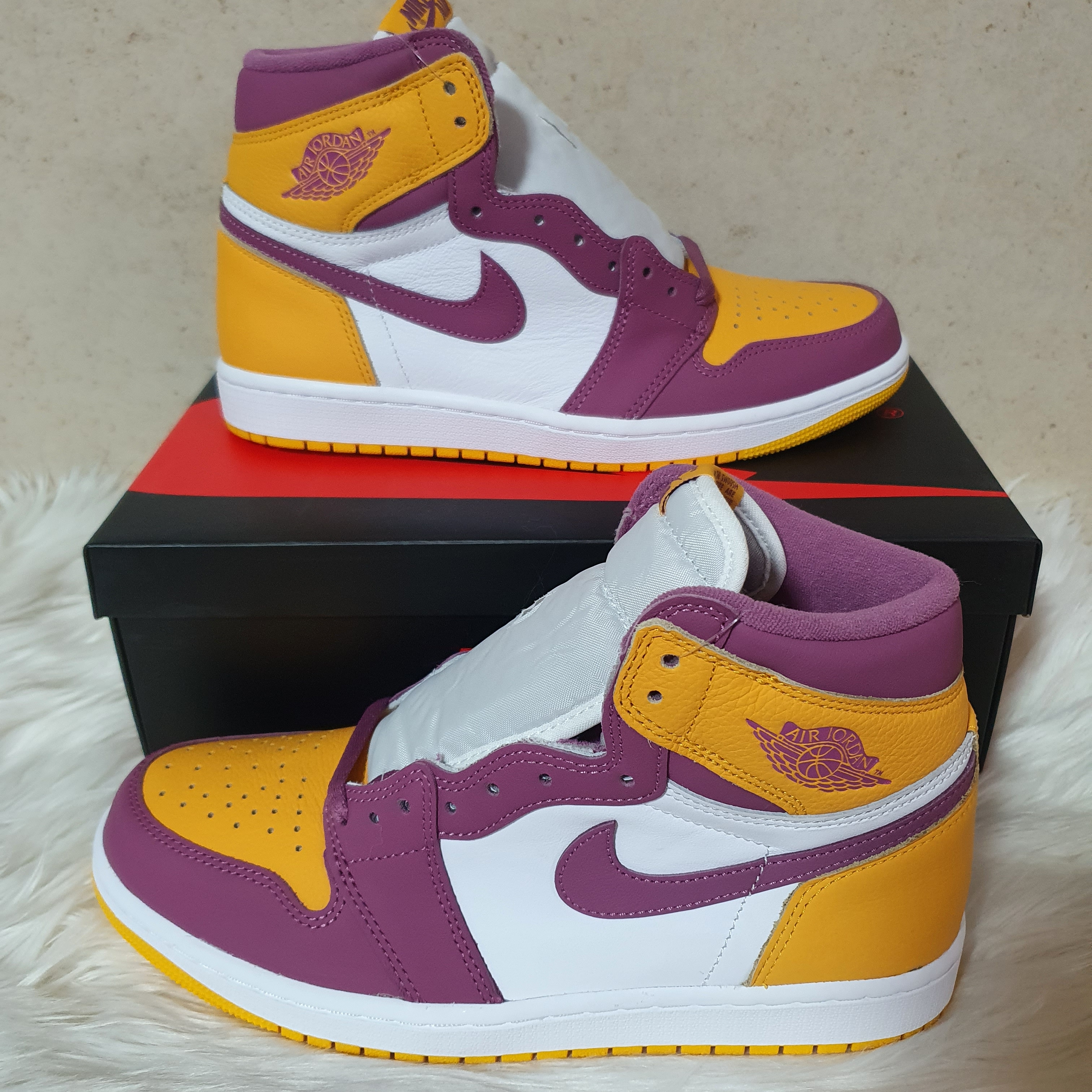 Jordan 1 Retro High OG University Gold Light Bordeaux 착용 스타일 - 3