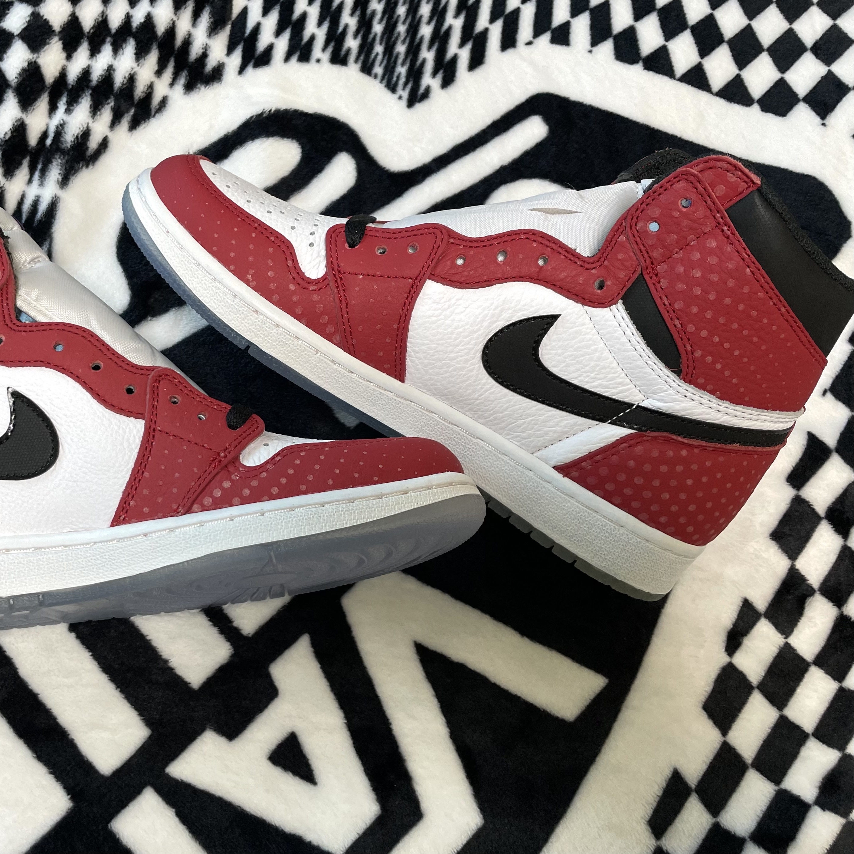Jordan 1 Retro High Spider-Man Origin Story 착용 스타일 - 2