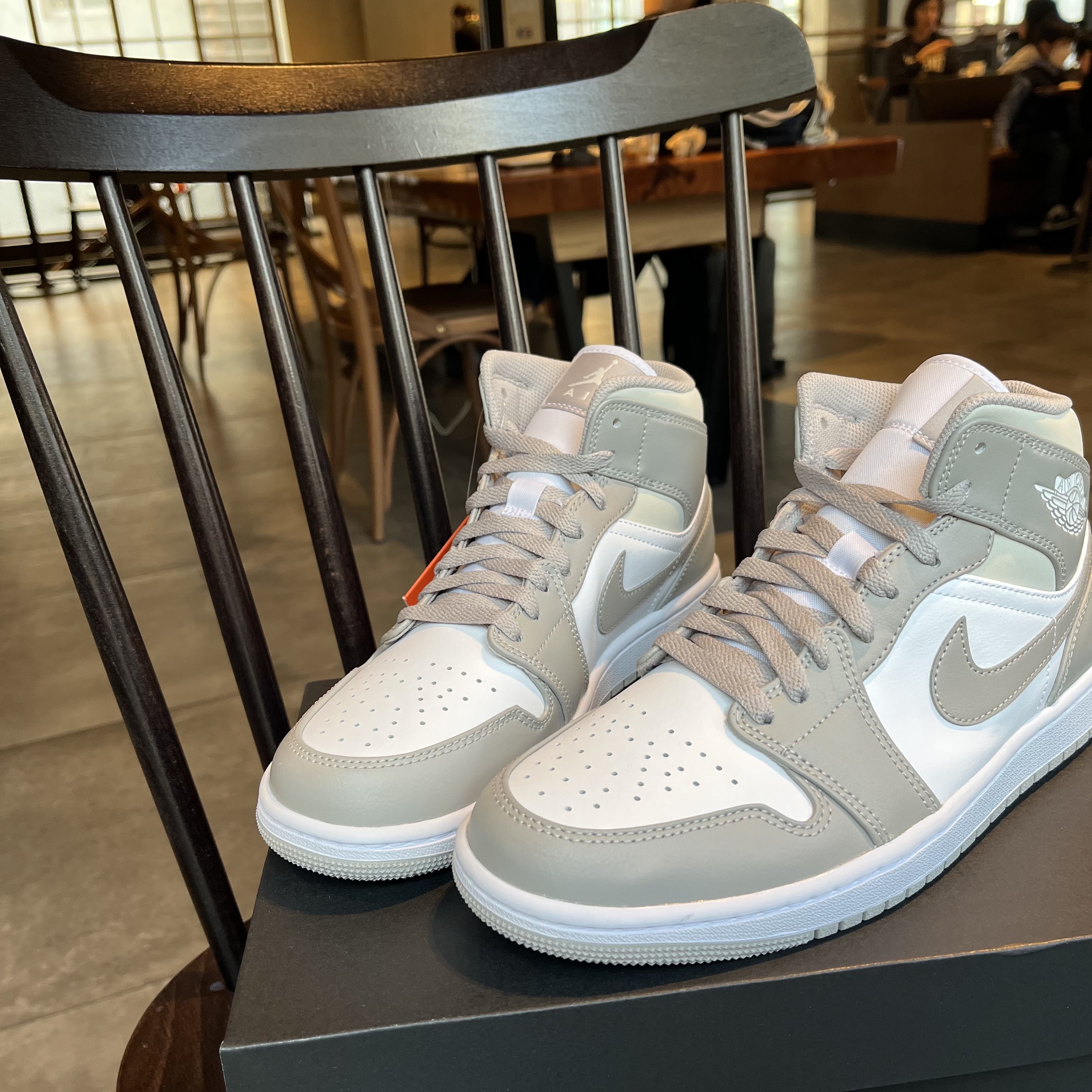 Jordan 1 Mid College Grey 착용 스타일 - 3