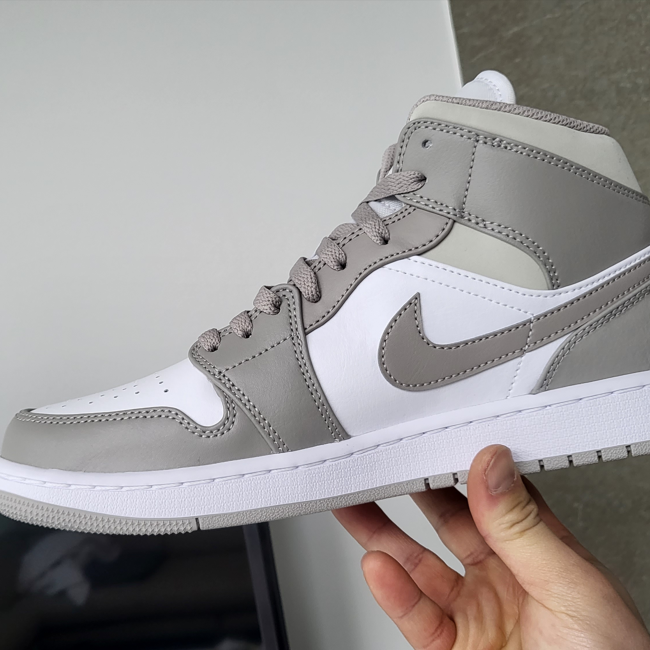 Jordan 1 Mid College Grey 착용 스타일