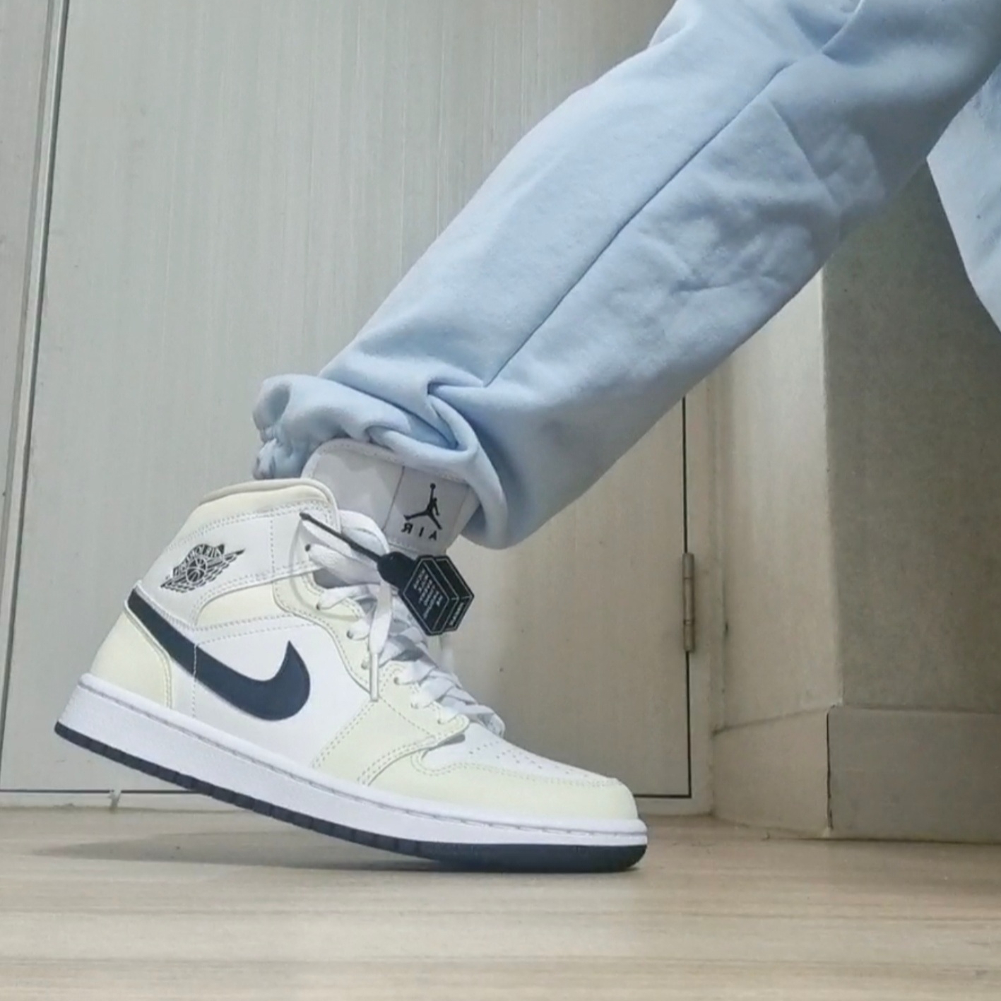(W) Jordan 1 Mid Coconut Milk 착용 스타일 - 1