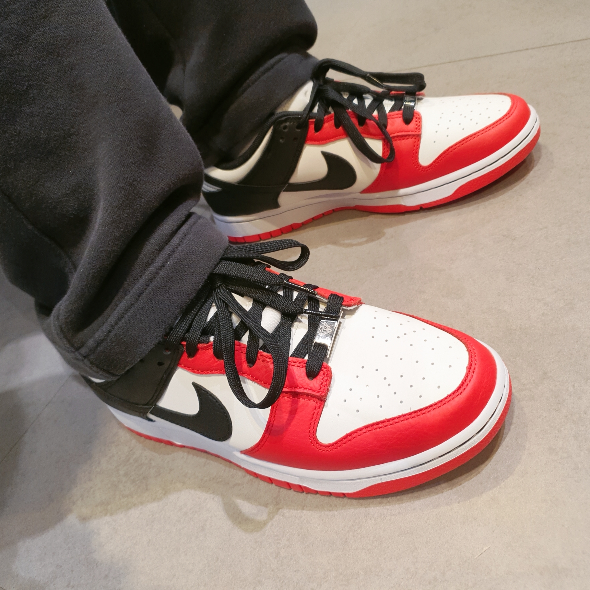 Nike x NBA Dunk Low Retro EMB Black and Chile Red 착용 스타일